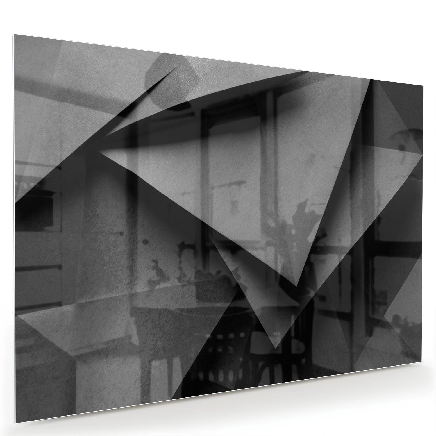 Modern glazen schilderij met een geometrisch zwart-wit ontwerp aan de muur.