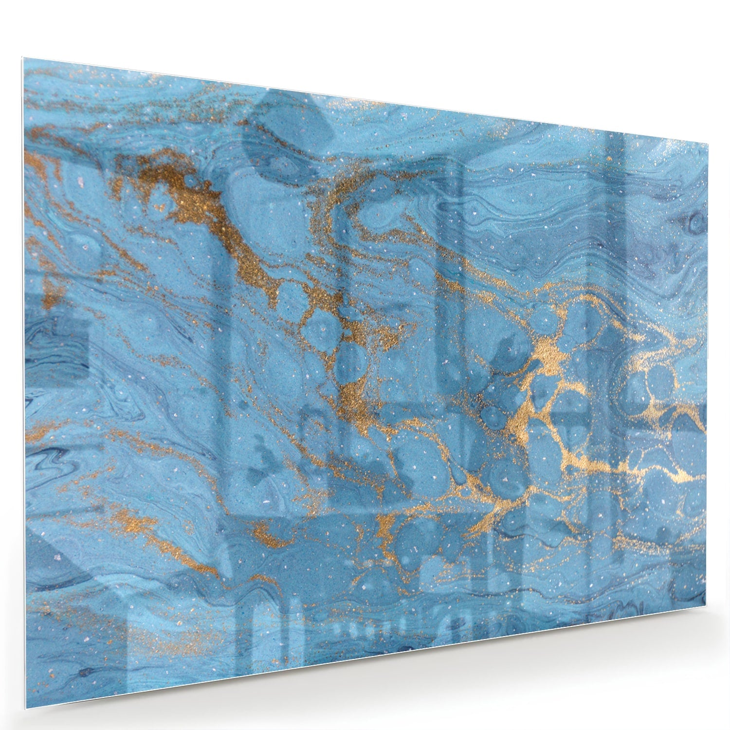 Glazen schilderij met blauw en gouden patronen aan de muur boven een houten kast.