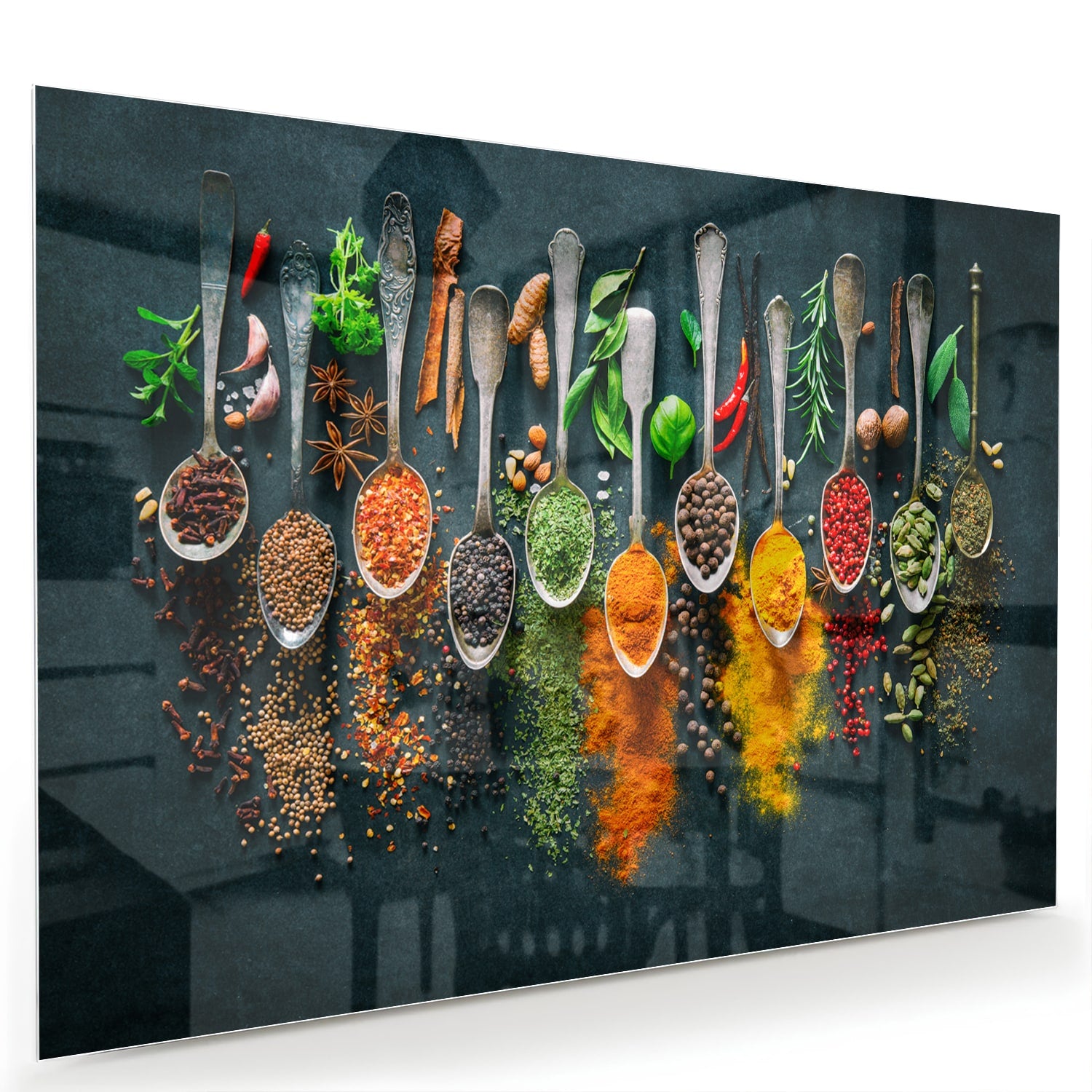 Glazen schilderij met een assortiment kleurrijke specerijen en kruiden, perfect voor keukeninrichting.