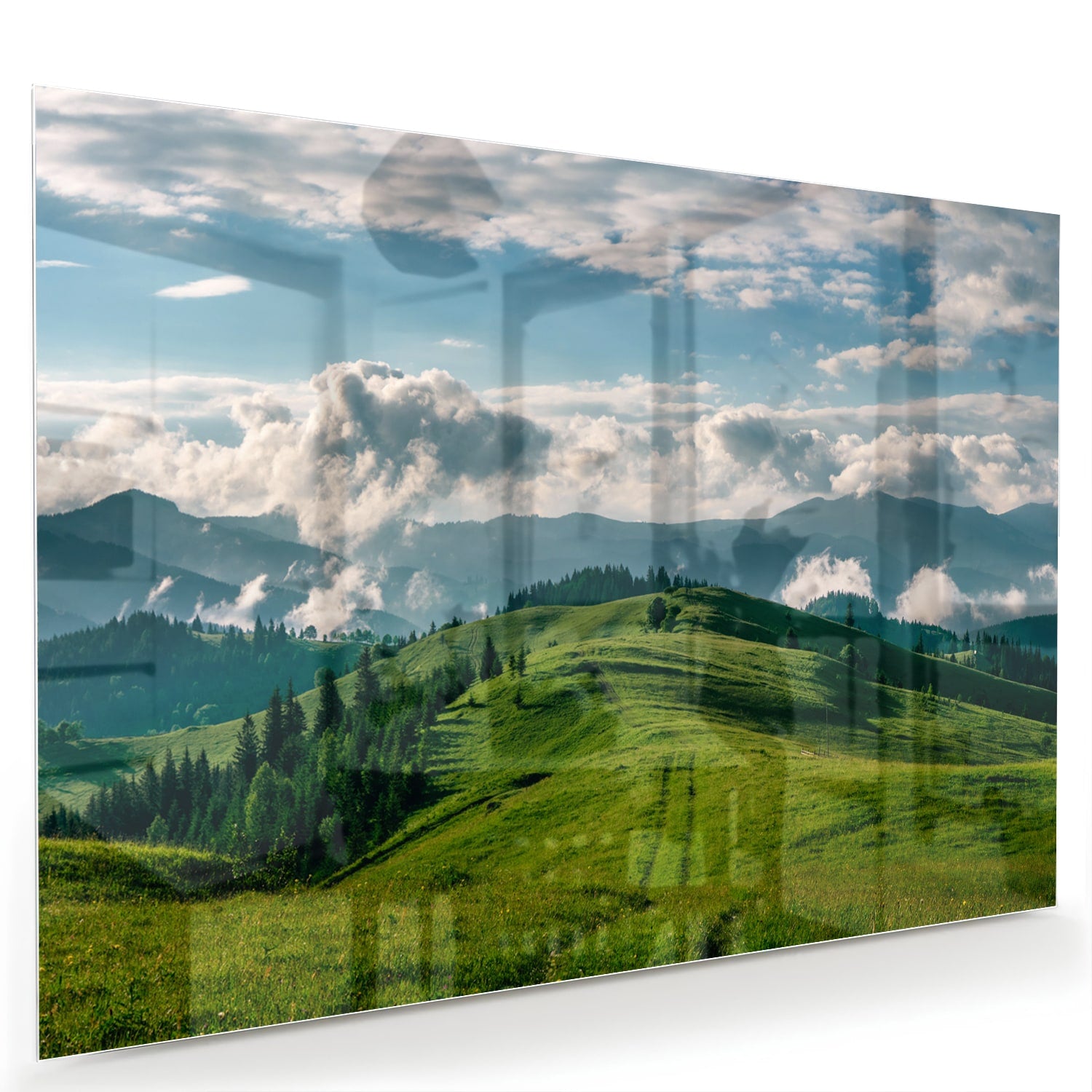 Glas schilderij van een prachtig berglandschap met groene heuvels en bergen.