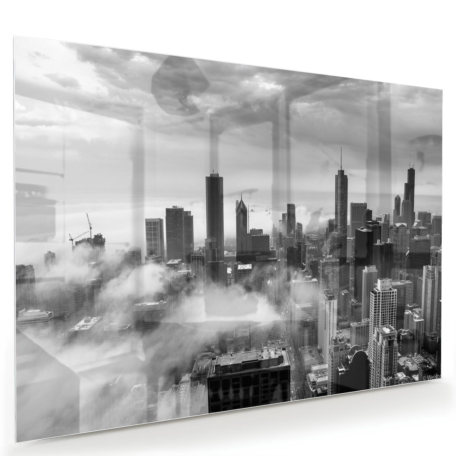 Glazen schilderij van een stads skyline in zwart-wit met wolken.