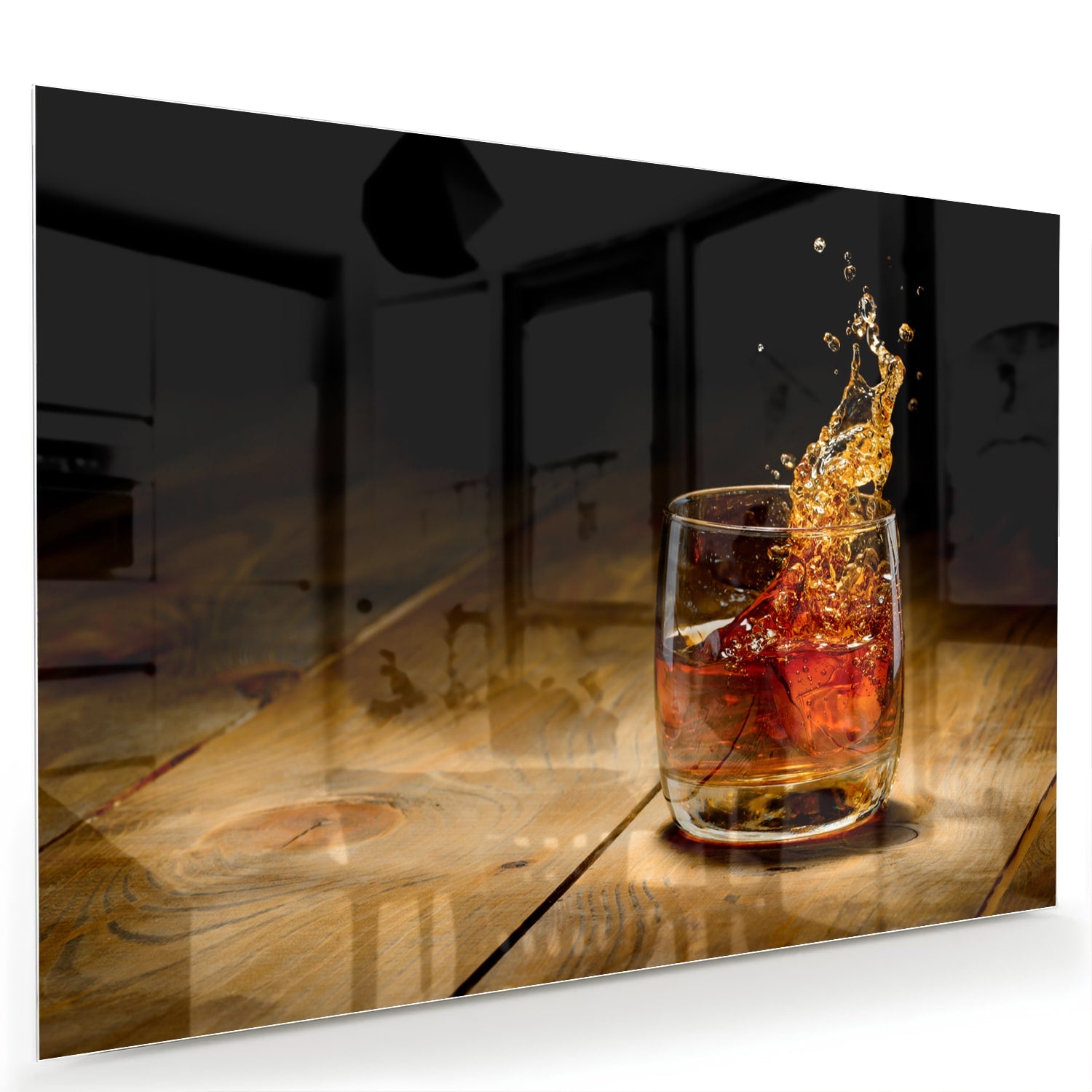 Glazen schilderij met een glas en spetterende drank op een houten tafel.