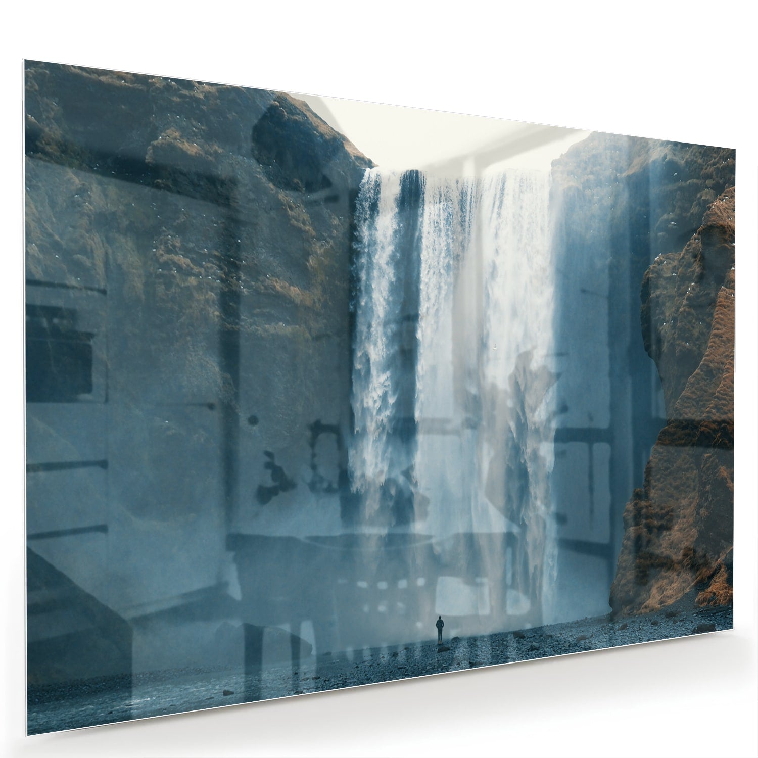 Glazen schilderij van een waterval in een moderne woonkamer.
