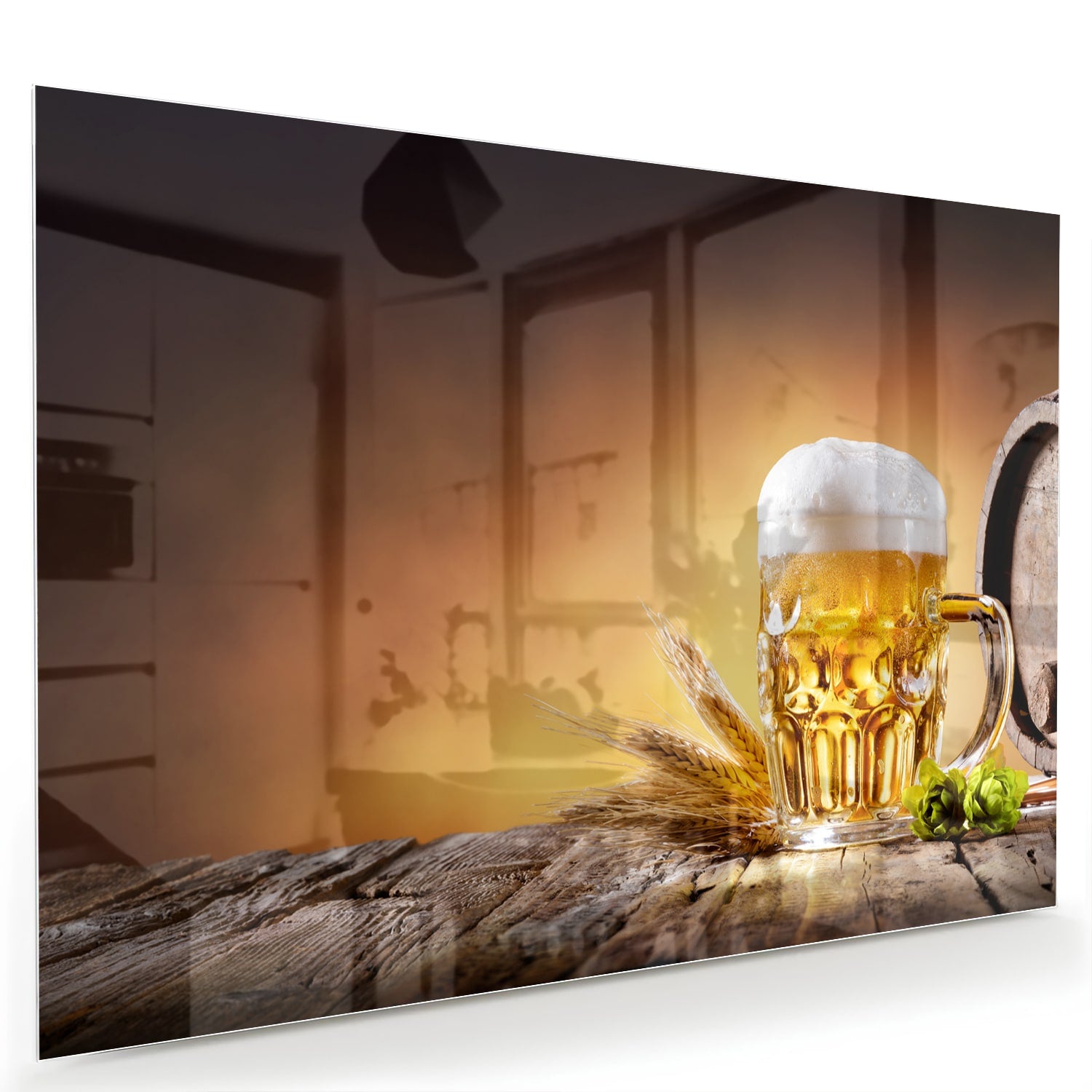 Glazen schilderij van een koud biertje op een houten tafel met groen in de achtergrond.