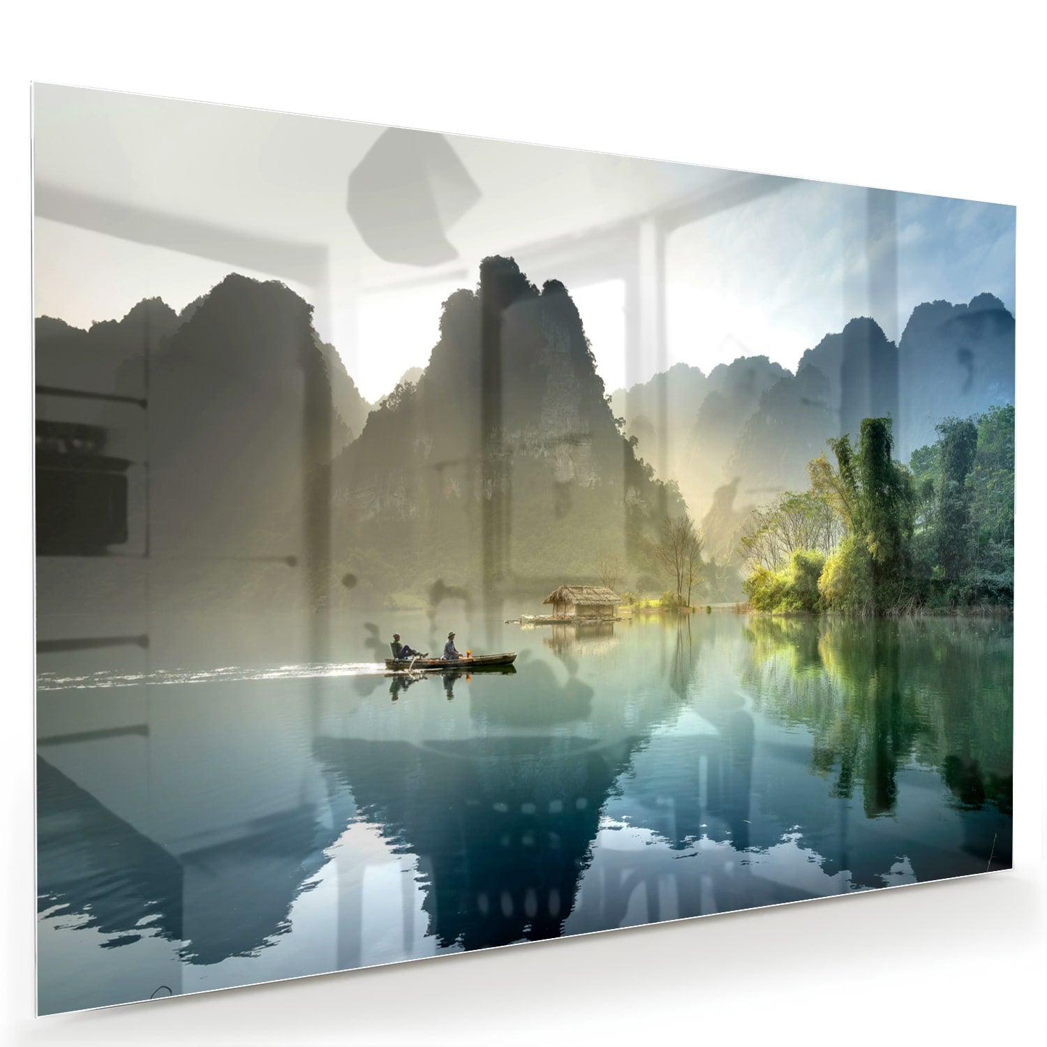 Glazen schilderij van een serene berglandschap met reflecties in het water.