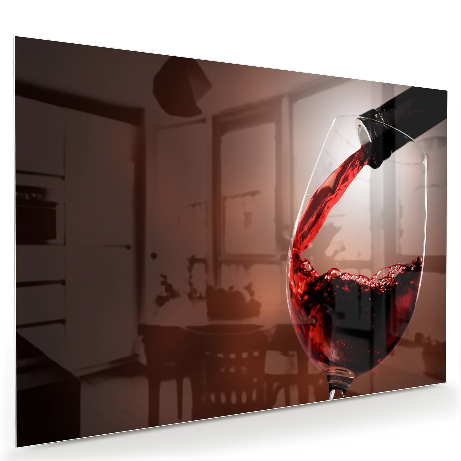 Glazen schilderij van een rode wijn die in een glas wordt ingeschonken, zichtbaar in een moderne woonkamer.