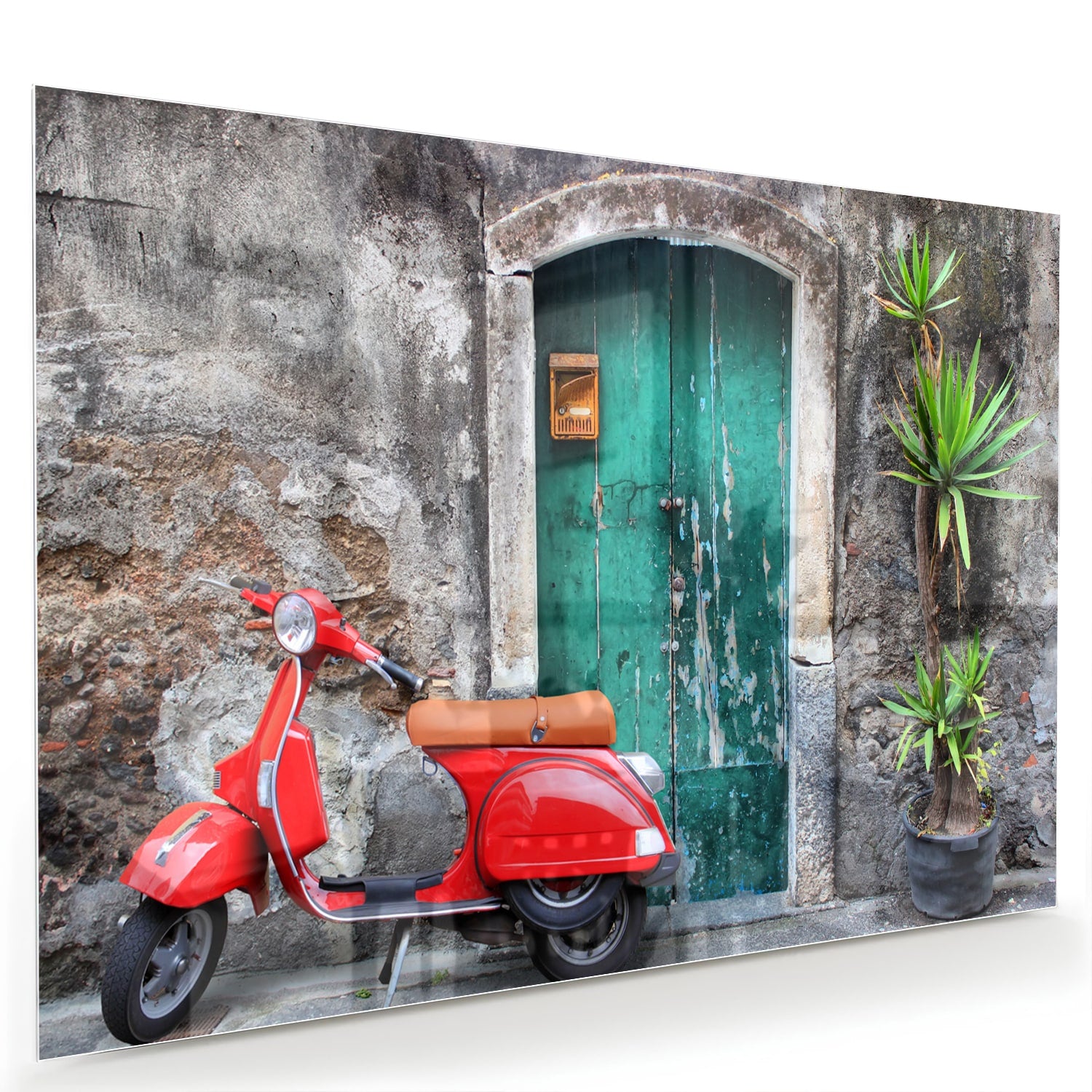 Glazen schilderij van een rode scooter voor een groene deur met planten.