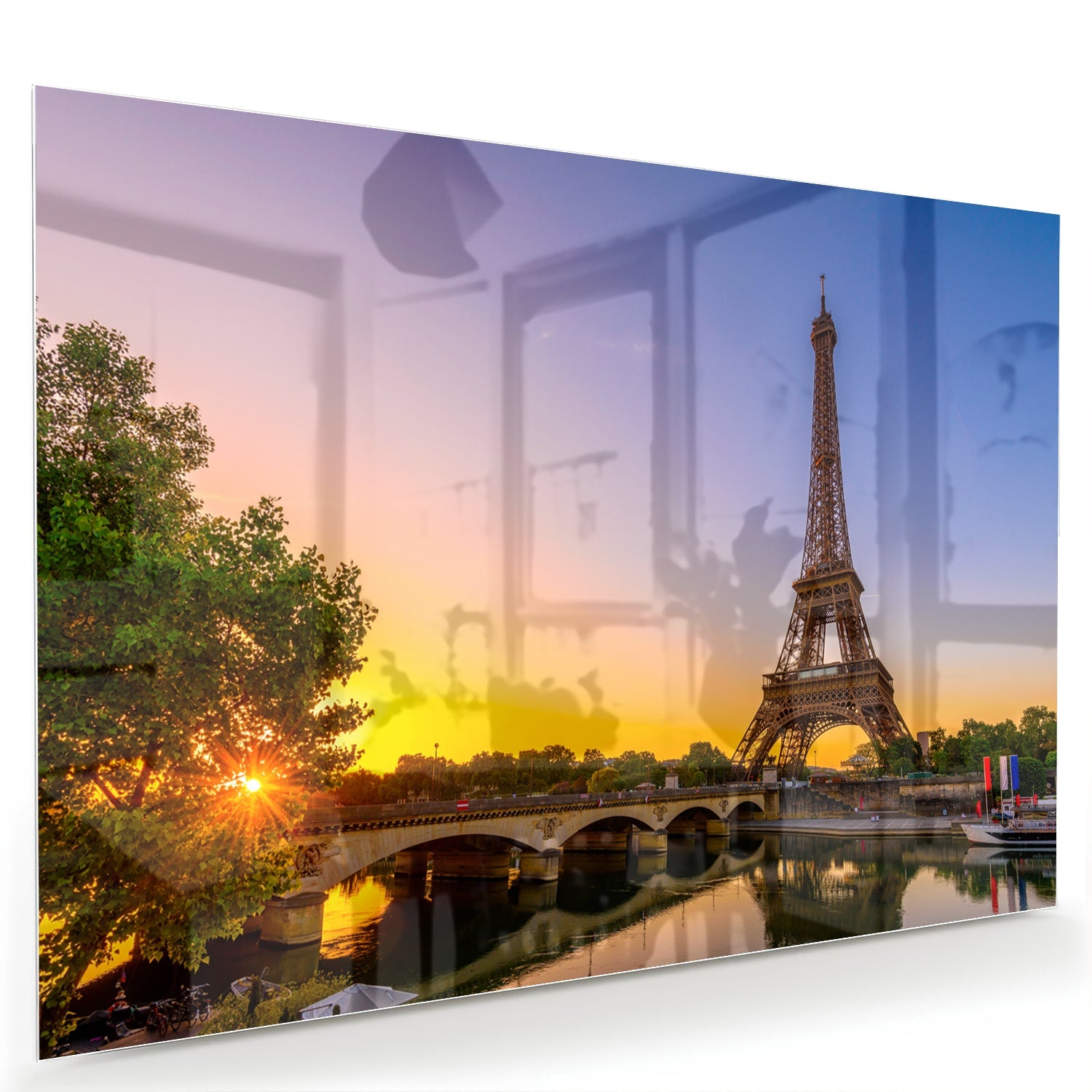 Een glazen schilderij van de Eiffeltoren bij zonsondergang, met warme kleuren.