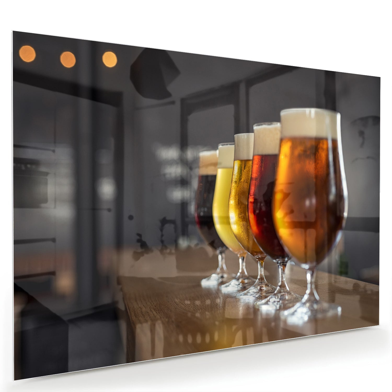 Glazen schilderij met een selectie verschillende bieren in helder glazen.
