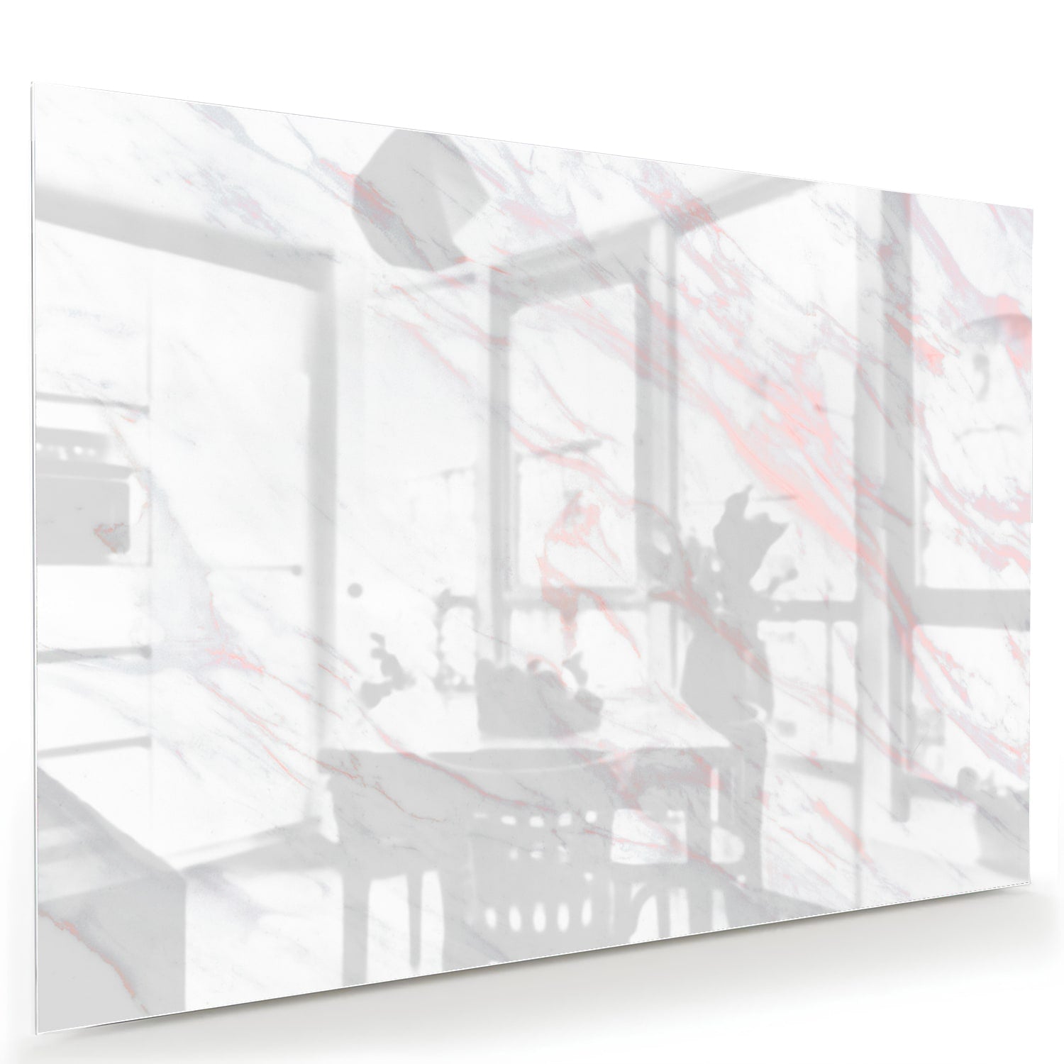 Minimalistisch glazen schilderij met marmerdetails aan de muur.