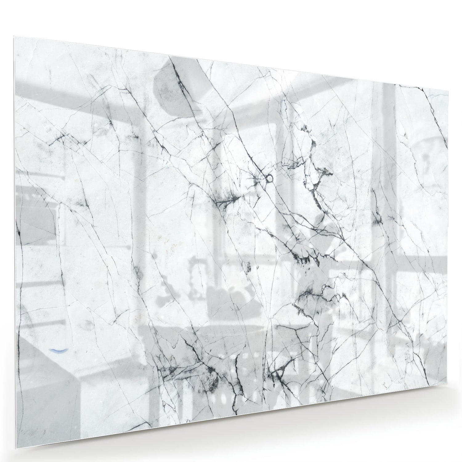 Glazen schilderij met marmerlook aan de muur in een moderne woonkamer.