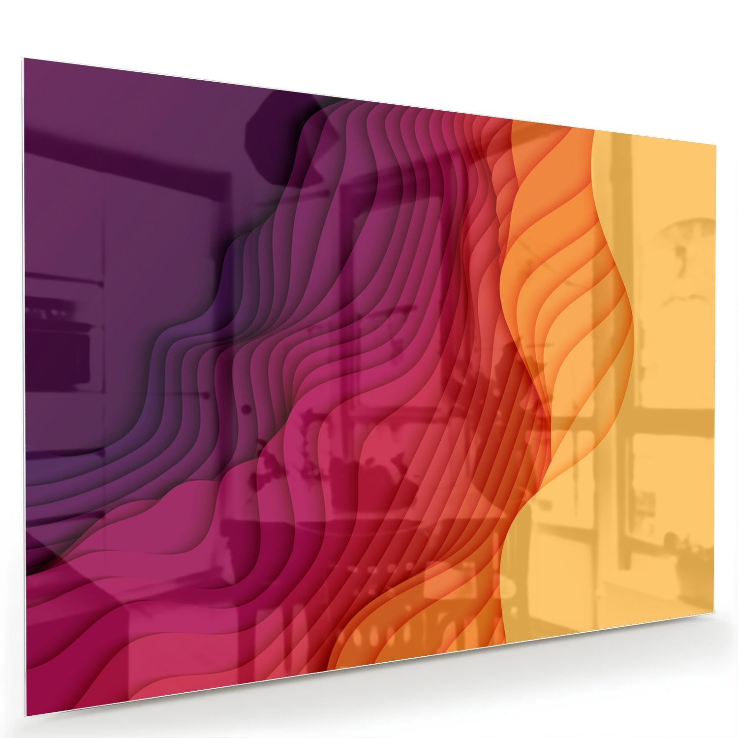 Abstract glazen schilderij met paarse en oranje golven aan de muur.