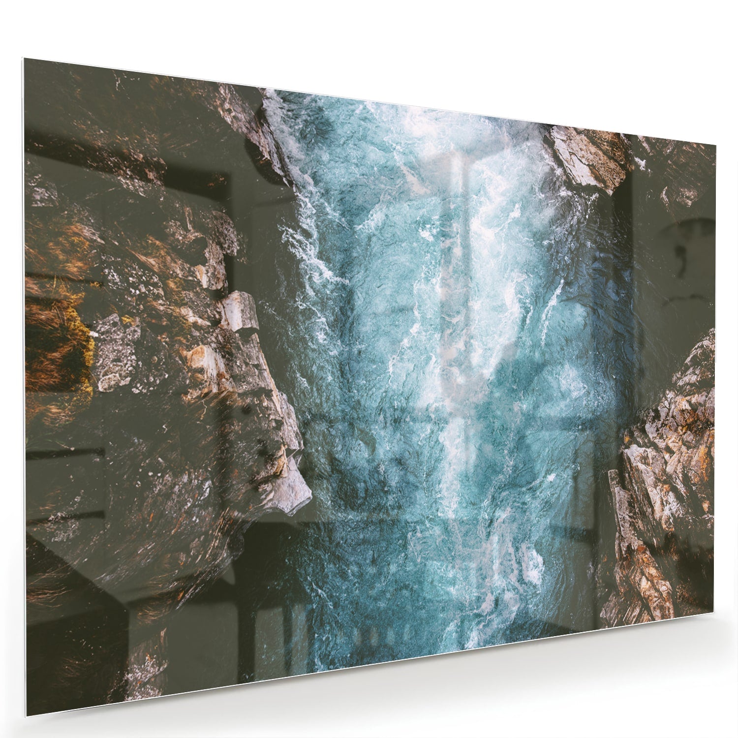 Glas schilderij van helder bergwater dat door rotsen stroomt.