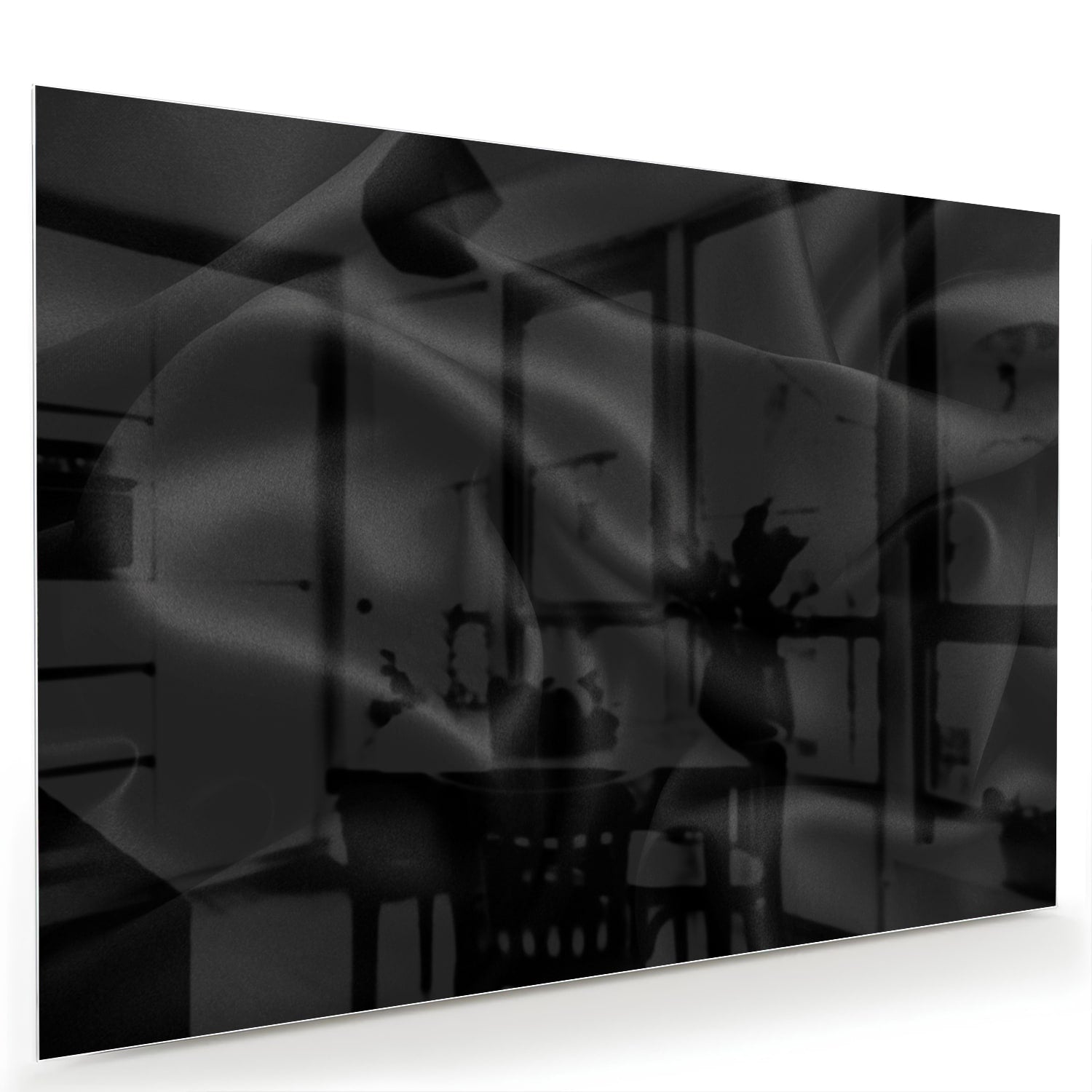 Zwart glazen schilderij aan de muur in een moderne woonkamer met houten meubels en planten.