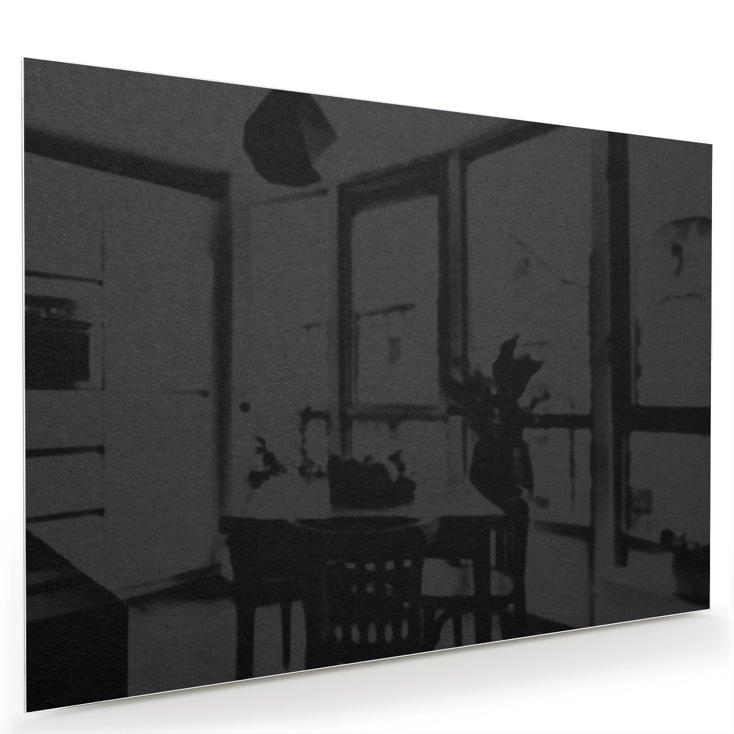 Stijlvol glazen schilderij in een modern interieur met warme kleuren.