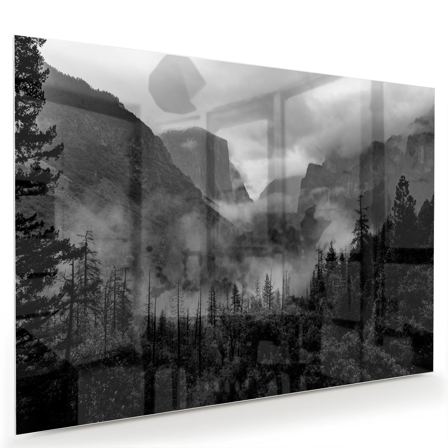 Zwart-wit glazen schilderij van een sereen berglandschap aan de muur.