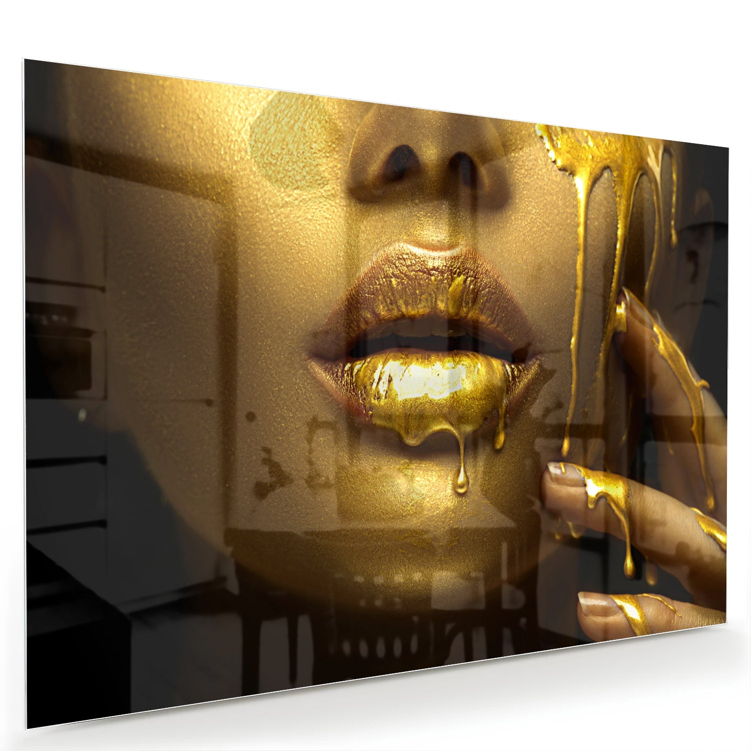 Gouden glazen schilderij van lippen met glanzende vloeistof op een muur.