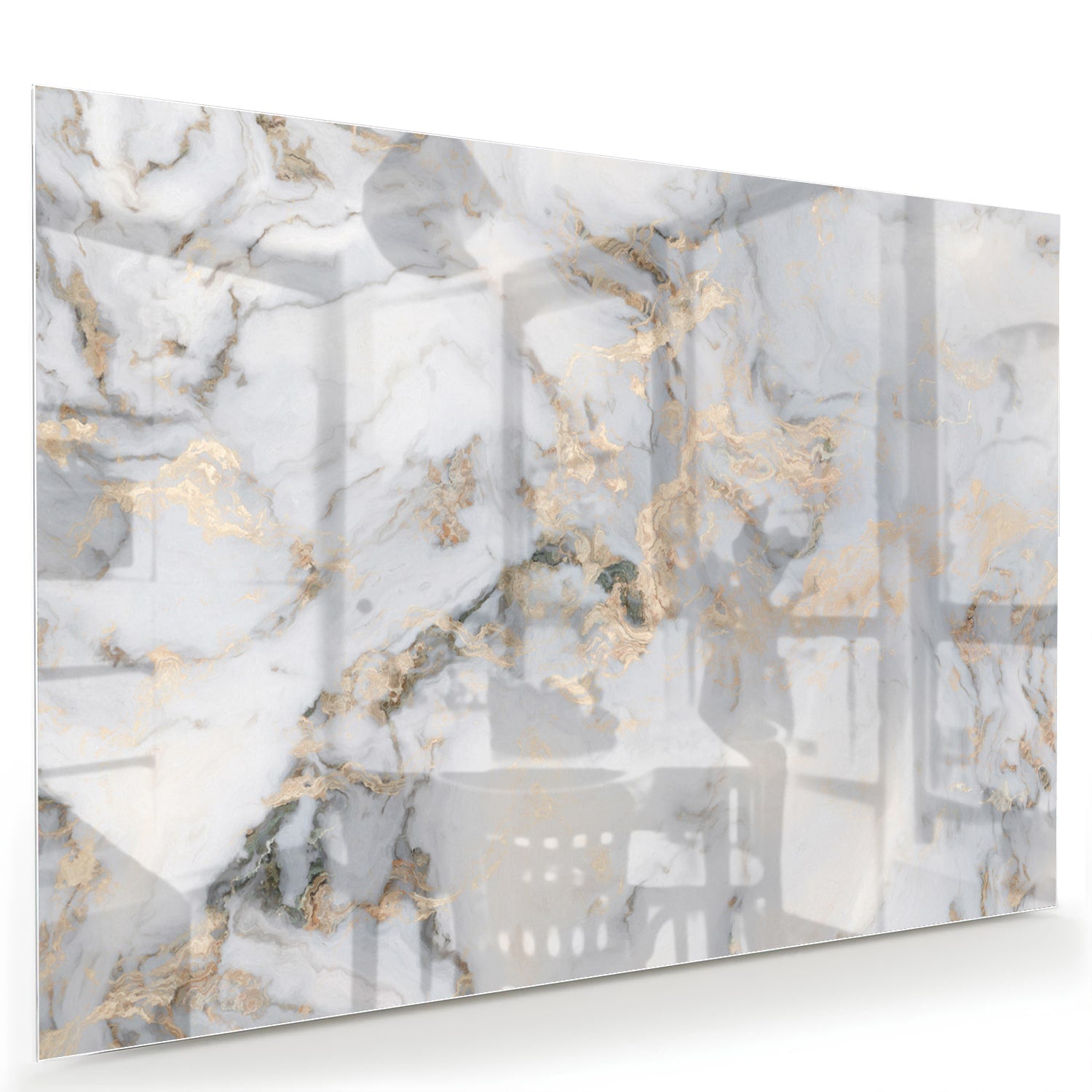 Glazen schilderij met marmerlook en gouden accenten aan de muur.