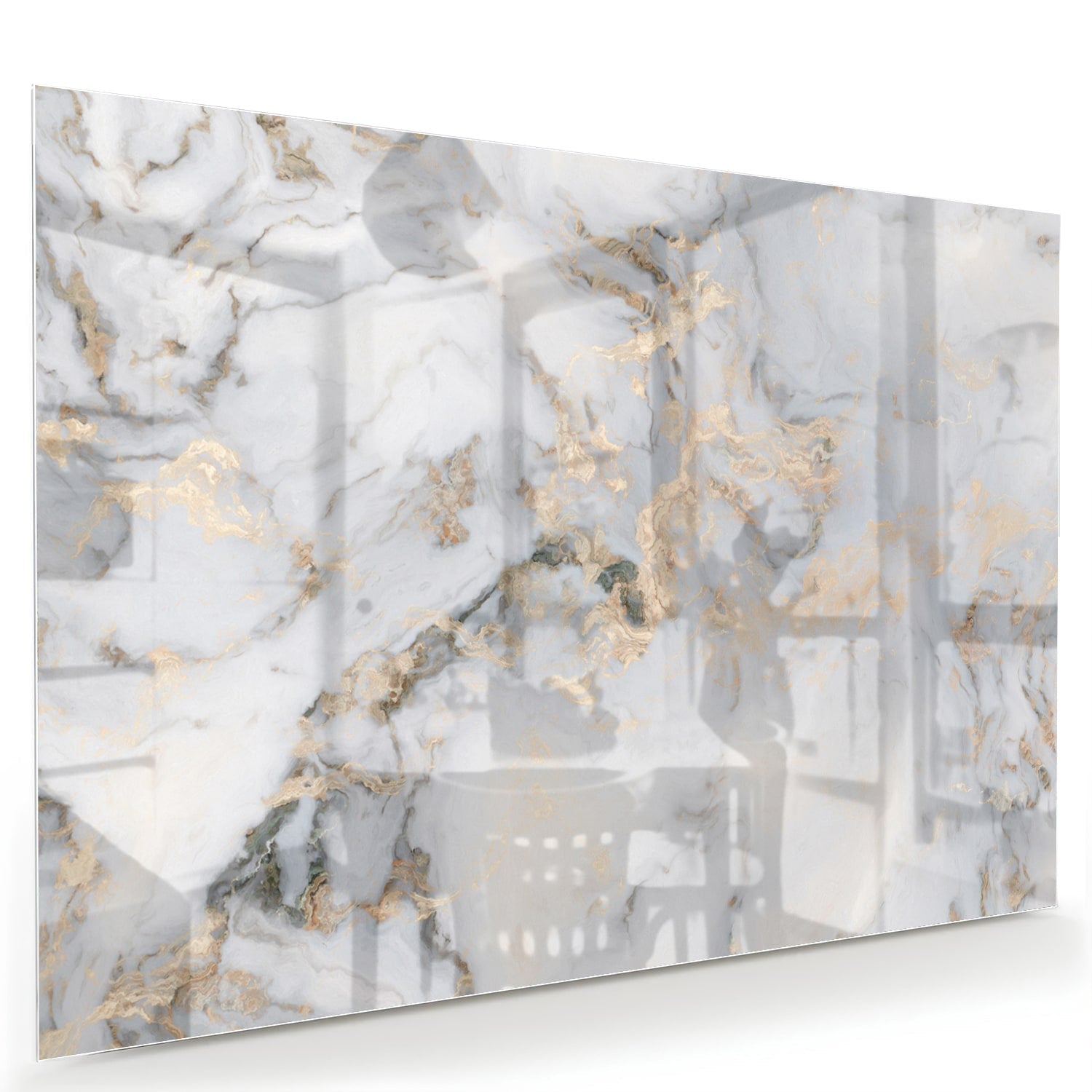 Glazen schilderij met marmerlook en gouden accenten aan de muur.