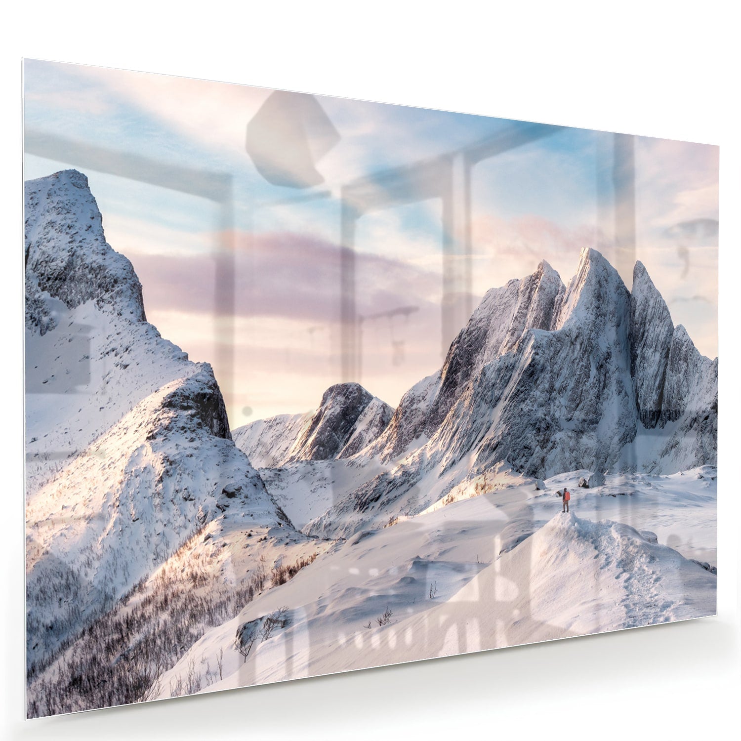 Glazen schilderij van besneeuwde bergen in een lichte woonkamer