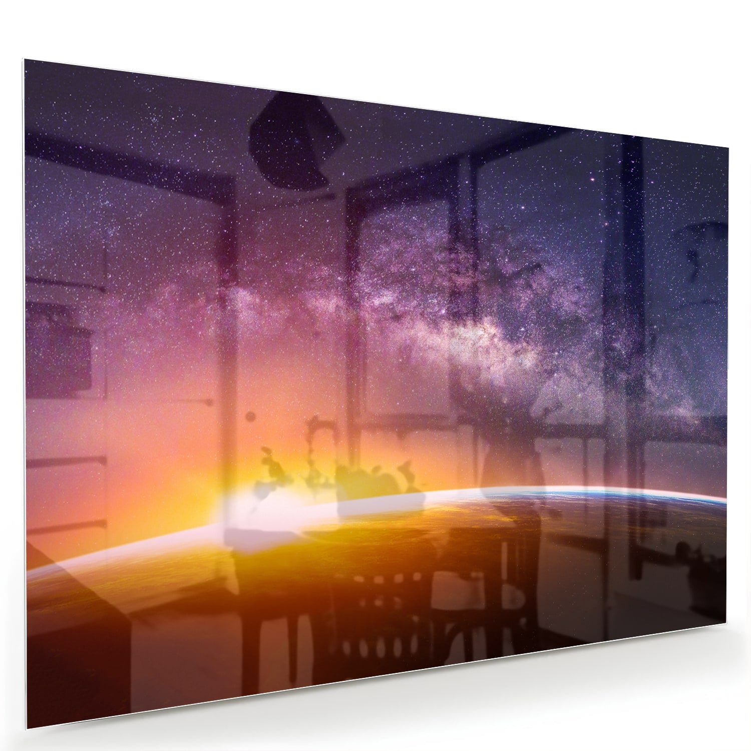Glazen schilderij van een sterrenhemel met zonsondergang, hangt aan de muur in een stijlvolle woonkamer.