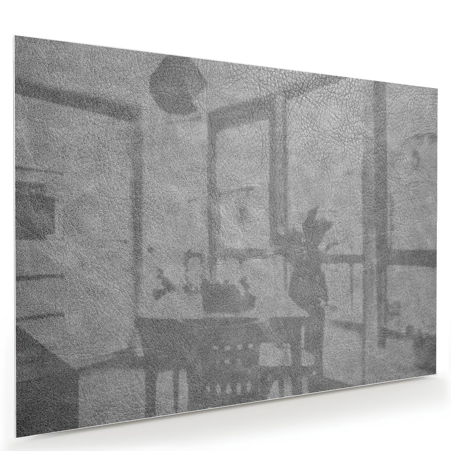 Minimalistisch glazen schilderij met subtiele schaduwen aan de muur