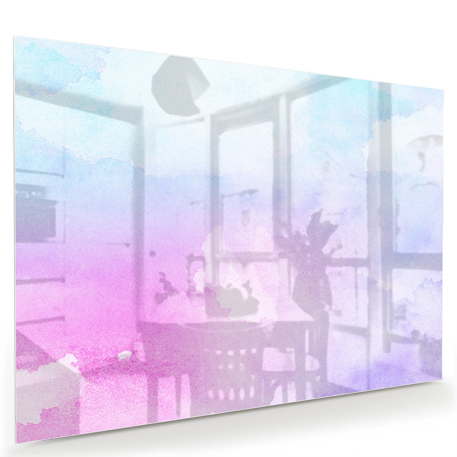 Abstract glazen schilderij met paarse en blauwe tinten aan de muur.