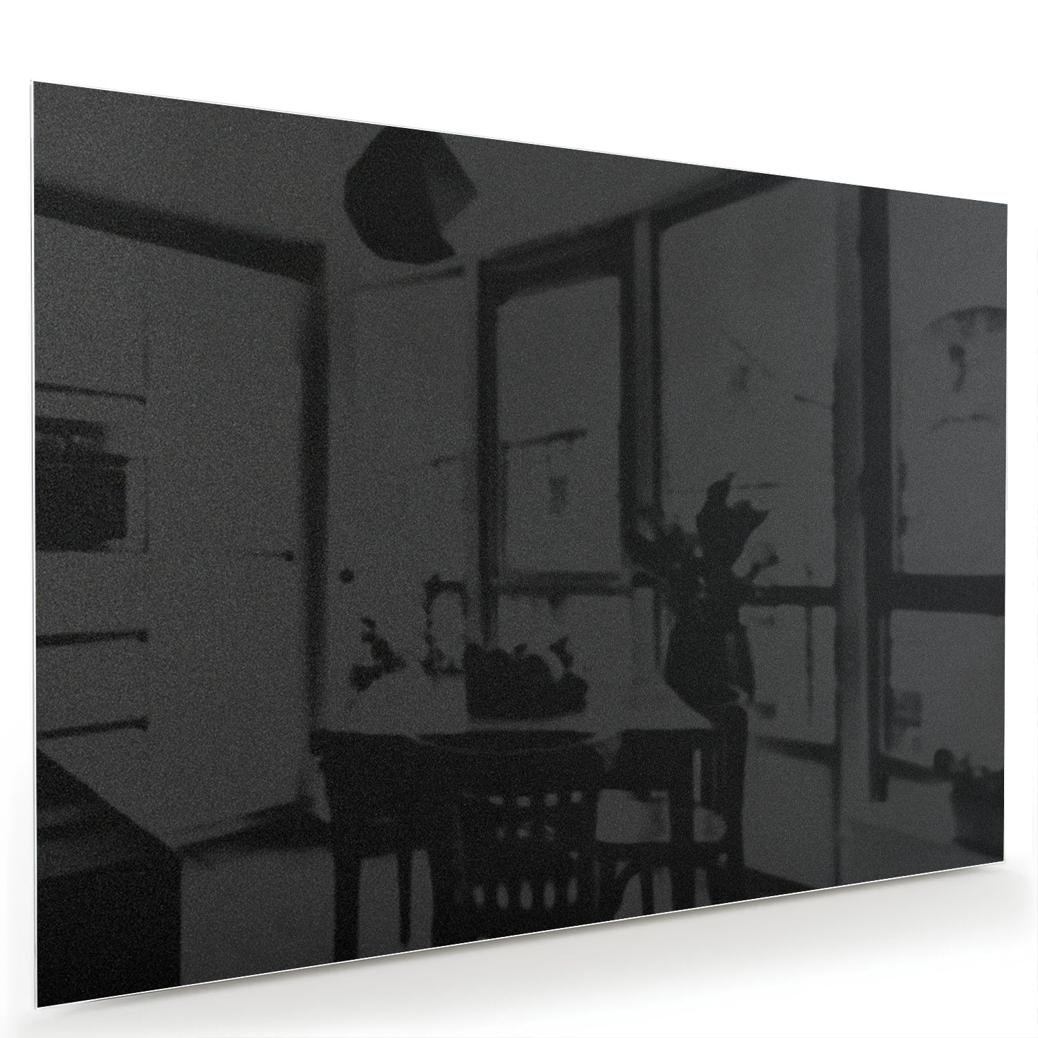 Zwart-glanzend glas schilderij aan een witte muur in een modern interieur.