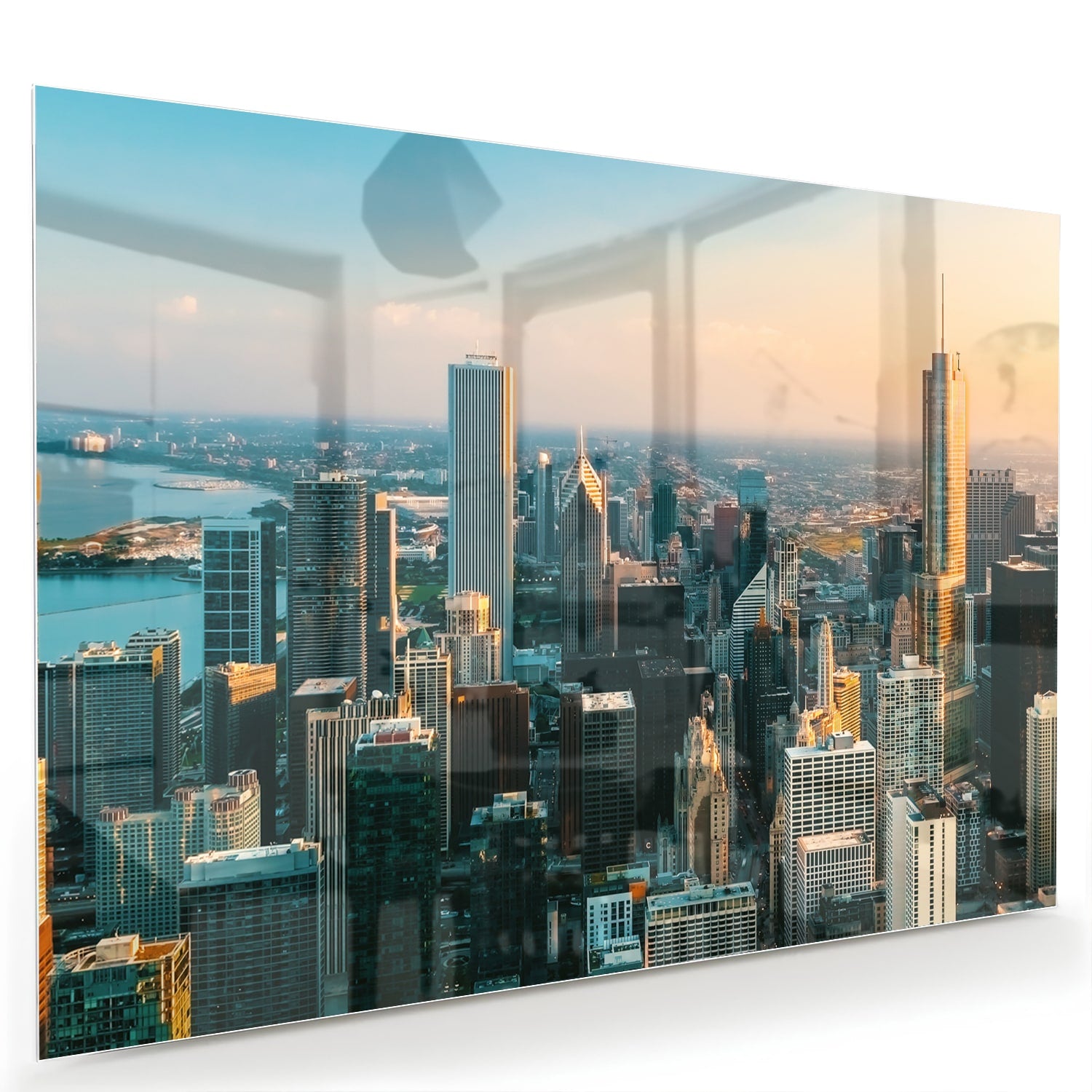 Glazen schilderij met uitzicht op een stad skyline onder een zonsondergang