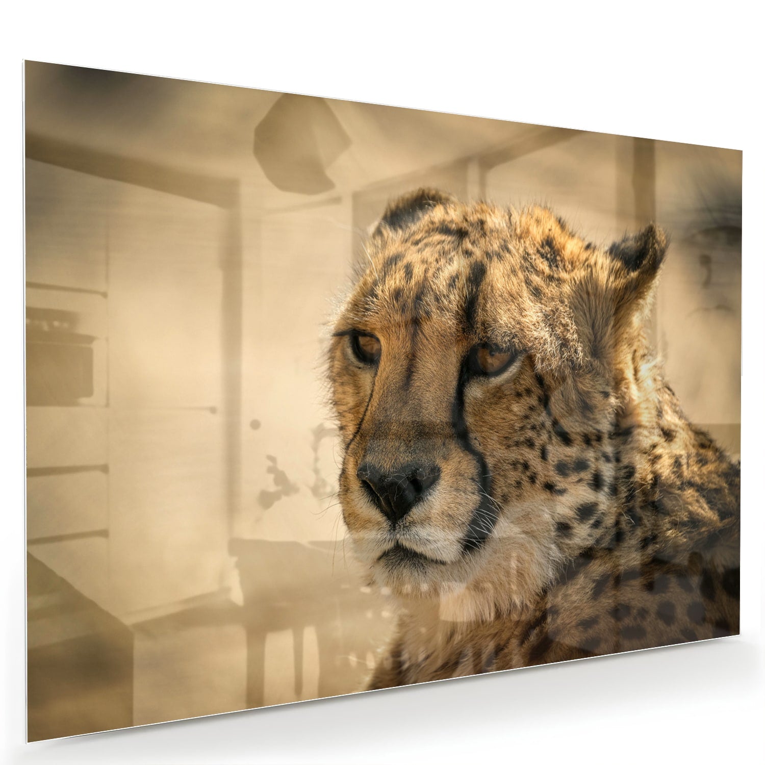 Glazen schilderij van een luipaard hangt aan de muur in een stijlvolle woonkamer.