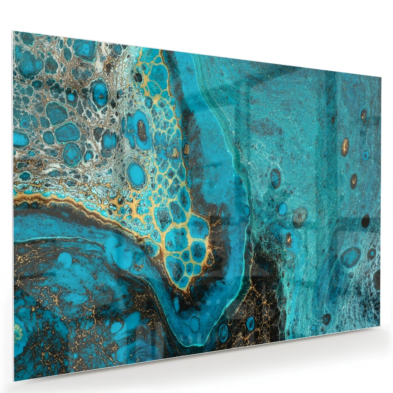 Glazen schilderij in turkoois met gouden accenten aan de muur boven een houten meubel.