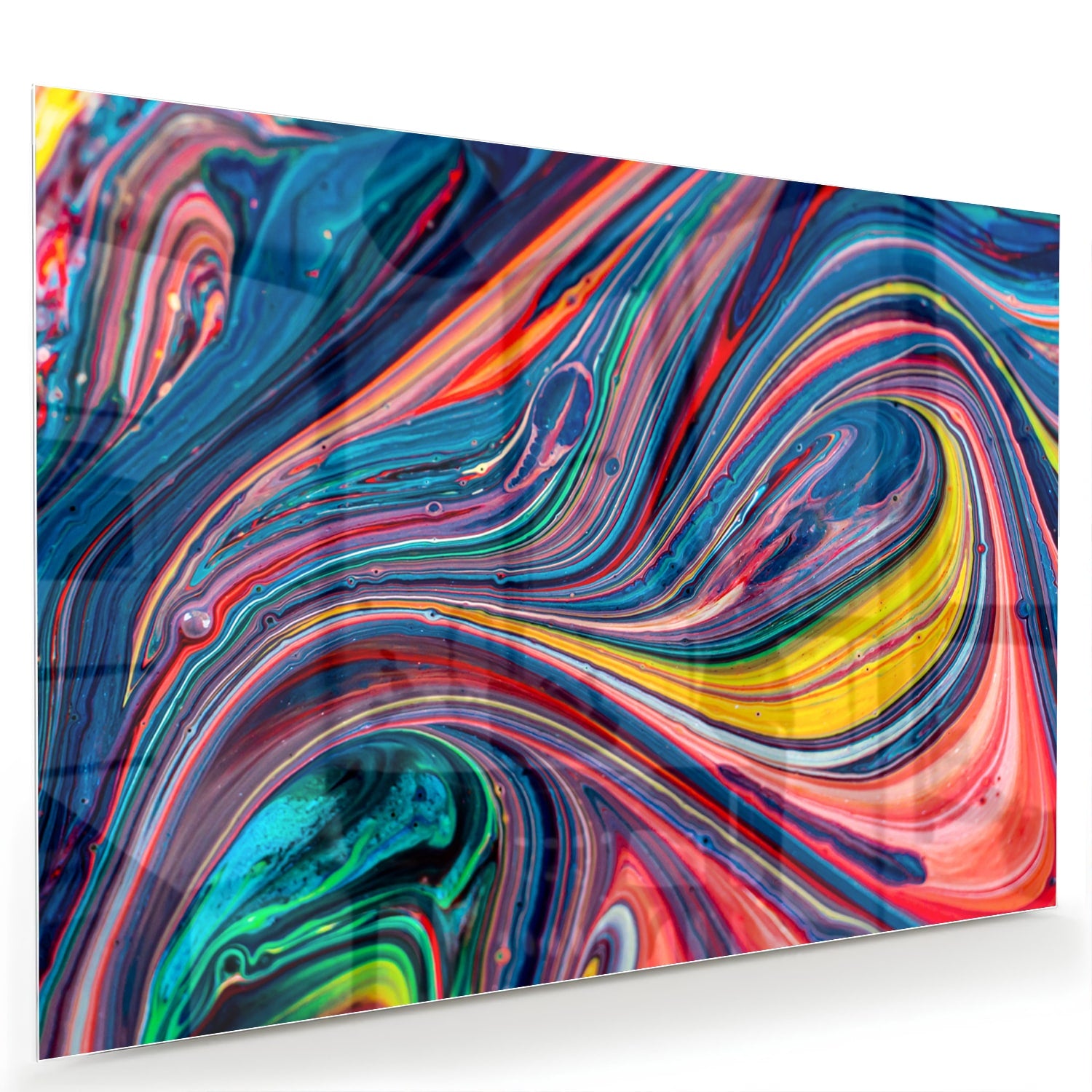 Kleurrijk abstract glazen schilderij aan de muur in een modern interieur.