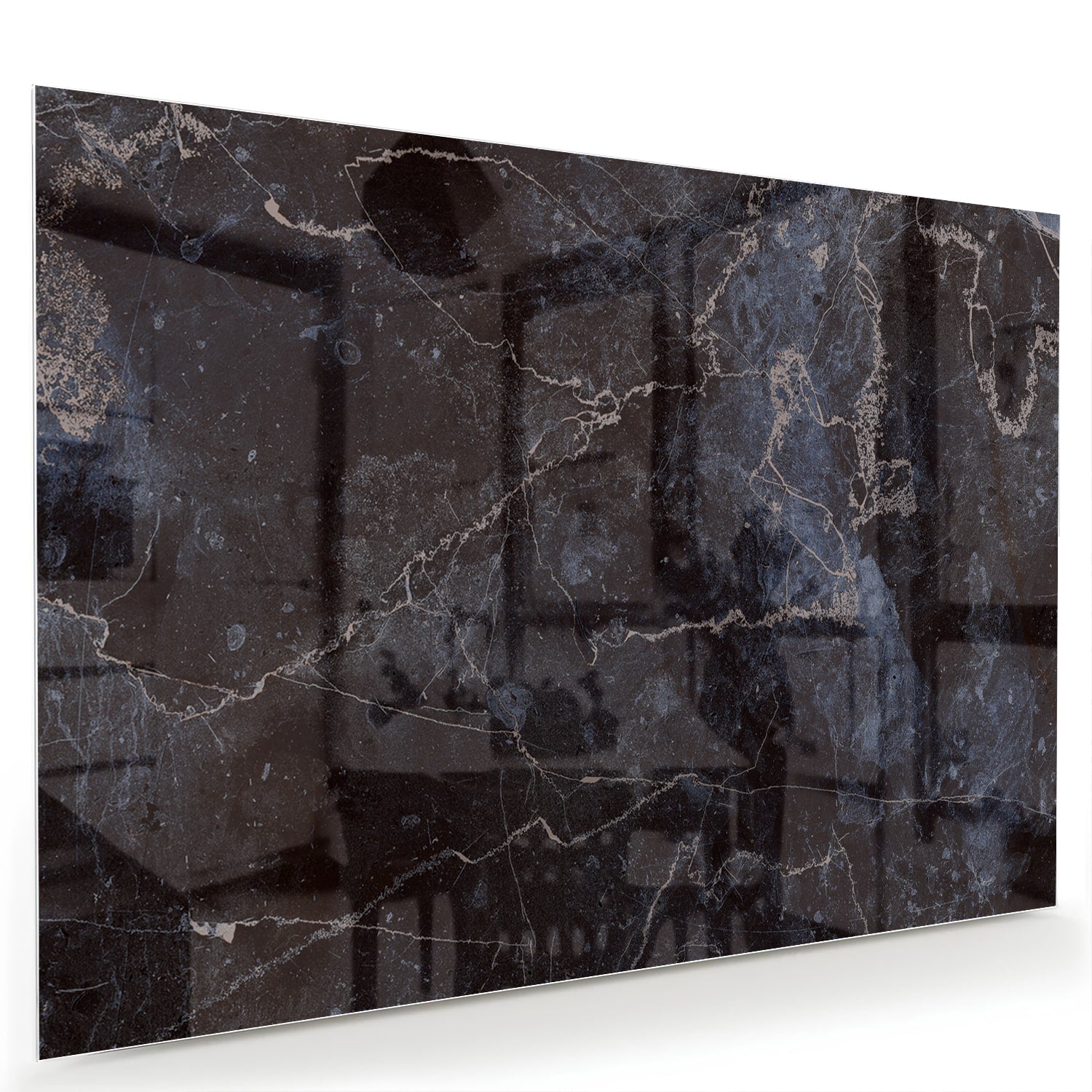 Glazen schilderij met donker marmerlook aan een lichte muur in een moderne woonkamer.