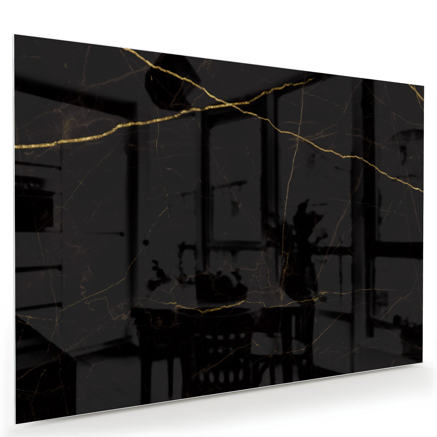 Elegant zwart glazen schilderij met gouden lijnen aan de muur in een moderne woonkamer.