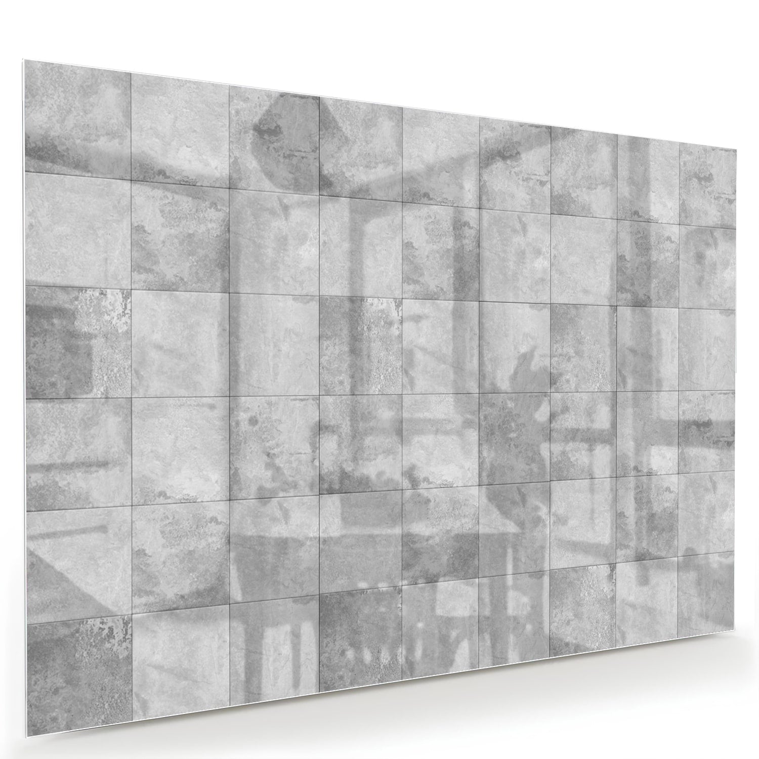 Abstract glazen schilderij in grijstinten aan de muur boven een houten dressoir.