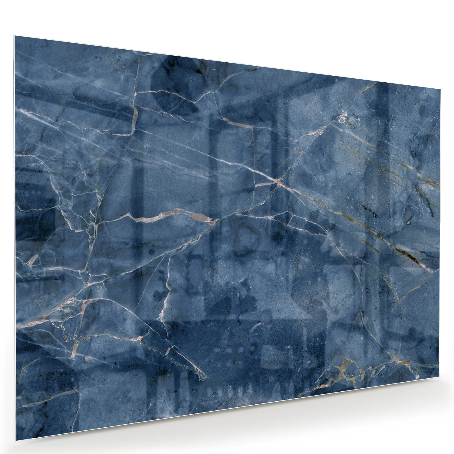 Diepblauw glazen schilderij met marmerstructuur aan de muur