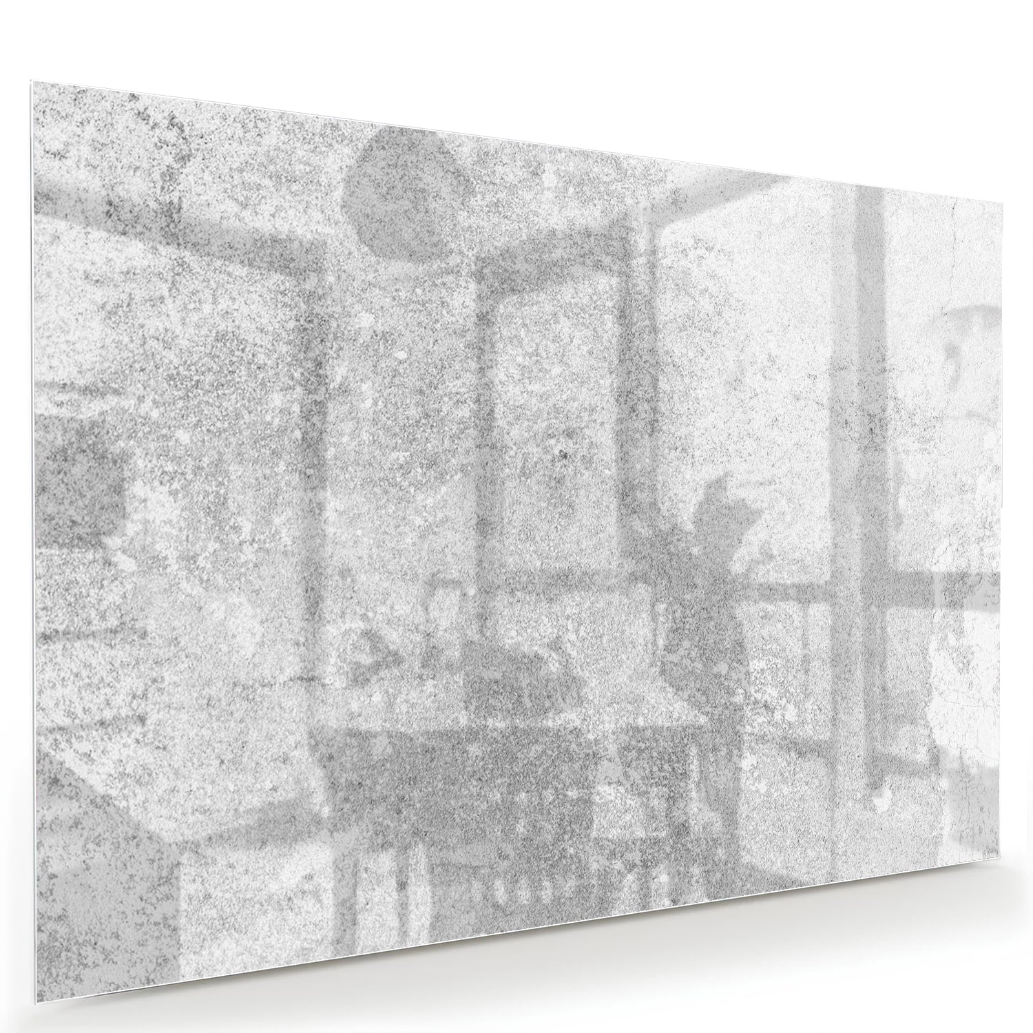 Abstract glazen schilderij met een subtiele textuur aan de muur in een moderne woonkamer.