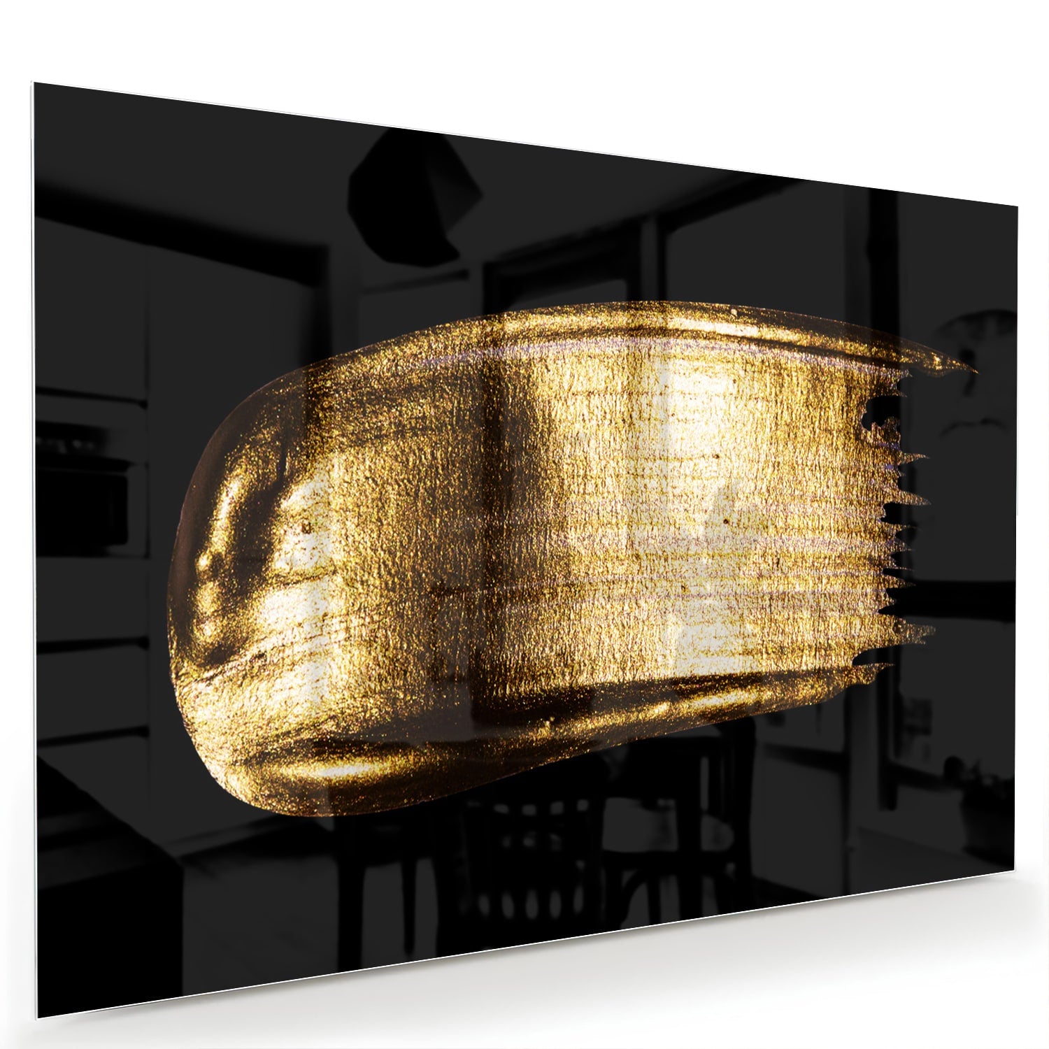 Abstract glazen schilderij met gouden penseelstreek op een zwarte achtergrond.