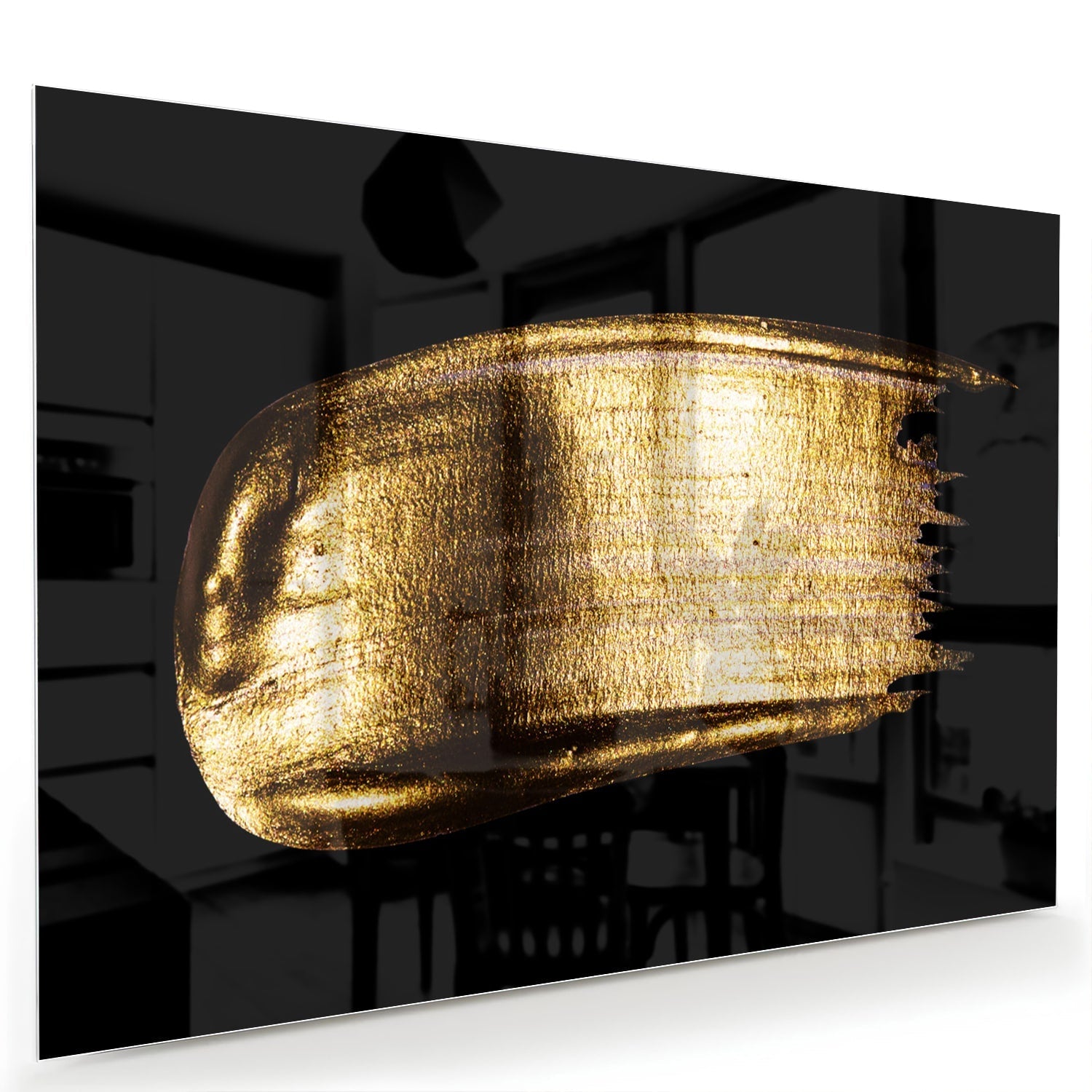 Abstract glazen schilderij met gouden penseelstreek op een zwarte achtergrond.