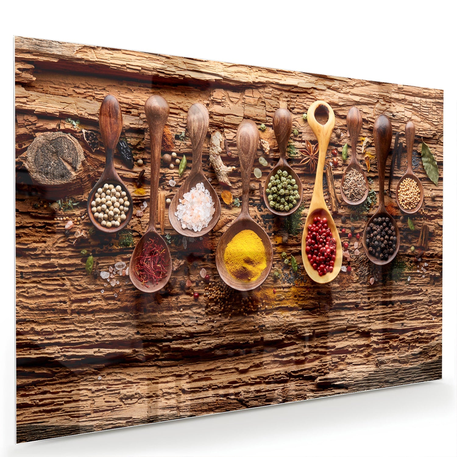 Glazen schilderij met kleurrijke specerijen en houten lepels op een rustieke achtergrond.