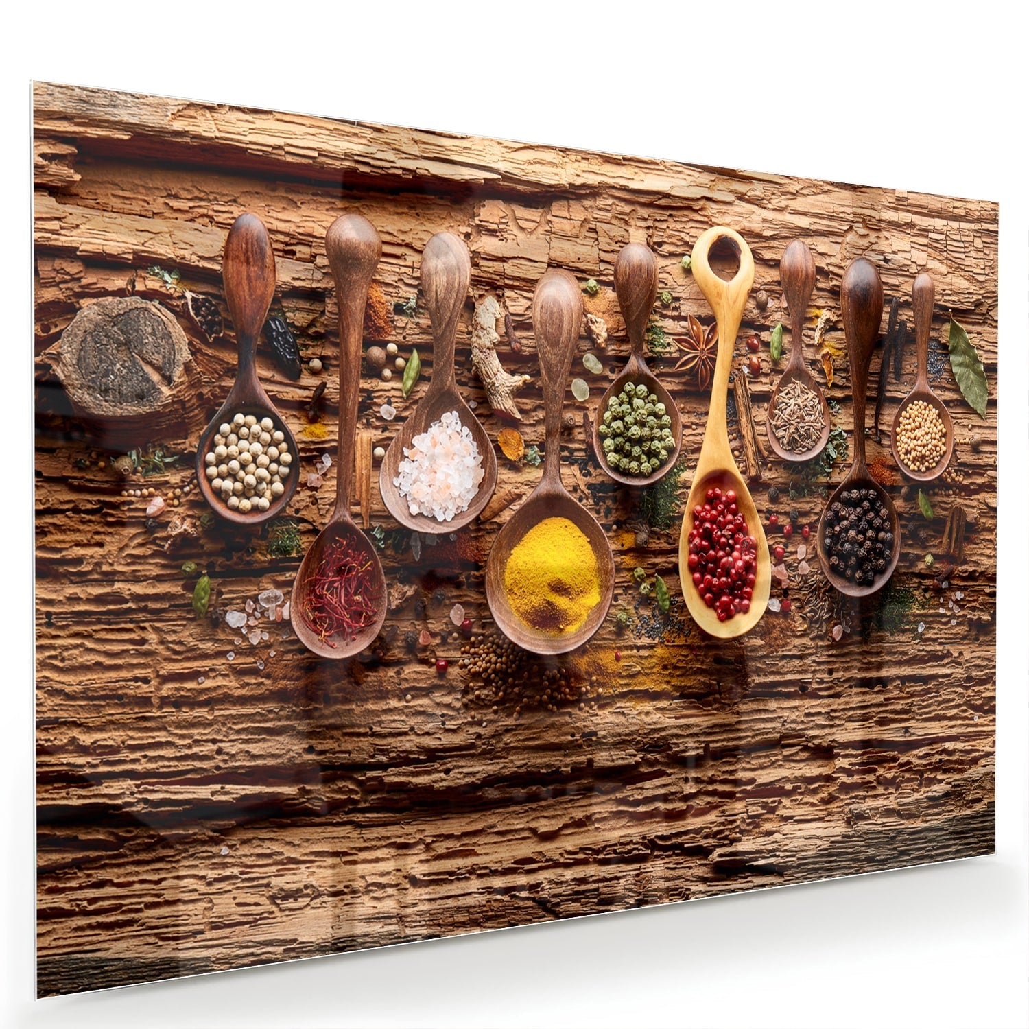 Glazen schilderij met kleurrijke specerijen en houten lepels op een rustieke achtergrond.
