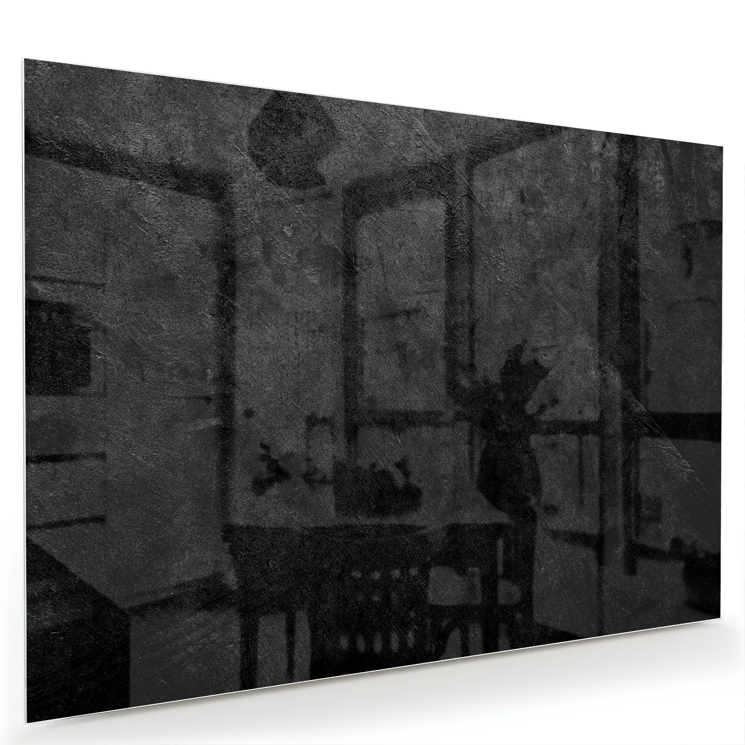 Abstract glazen schilderij in zwart en grijs aan de muur boven een houten kast.