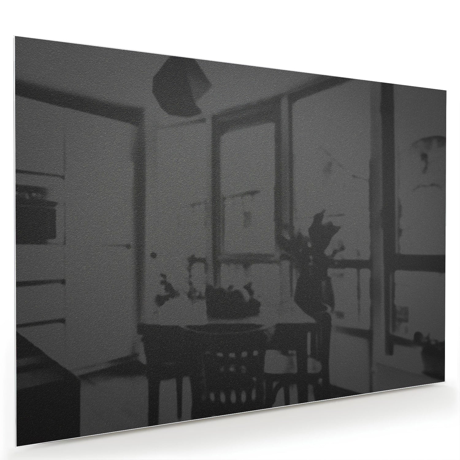 Zwart-wit glazen schilderij aan de muur boven een houten kast