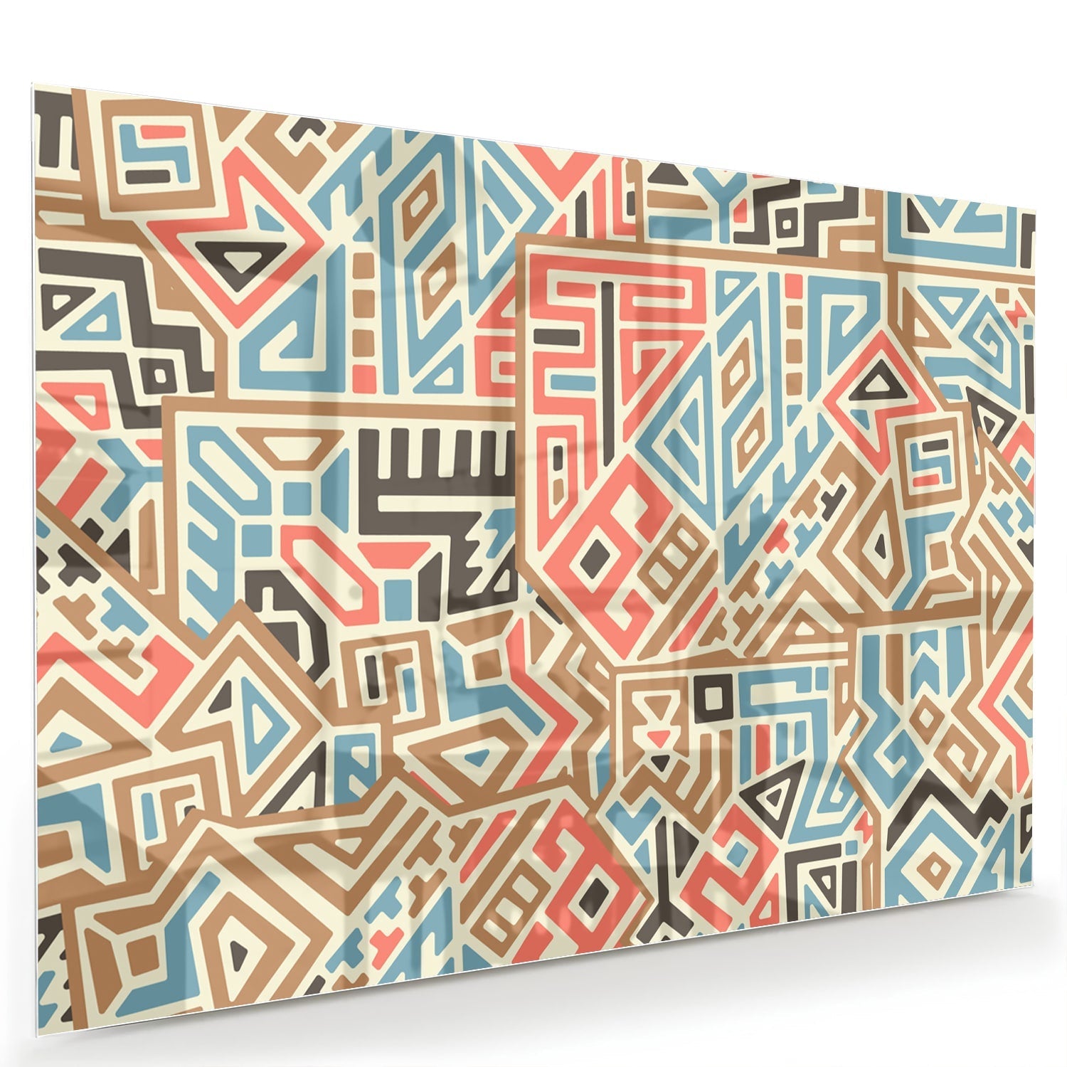 Abstract glazen schilderij met kleurrijke geometrische patronen aan de muur.