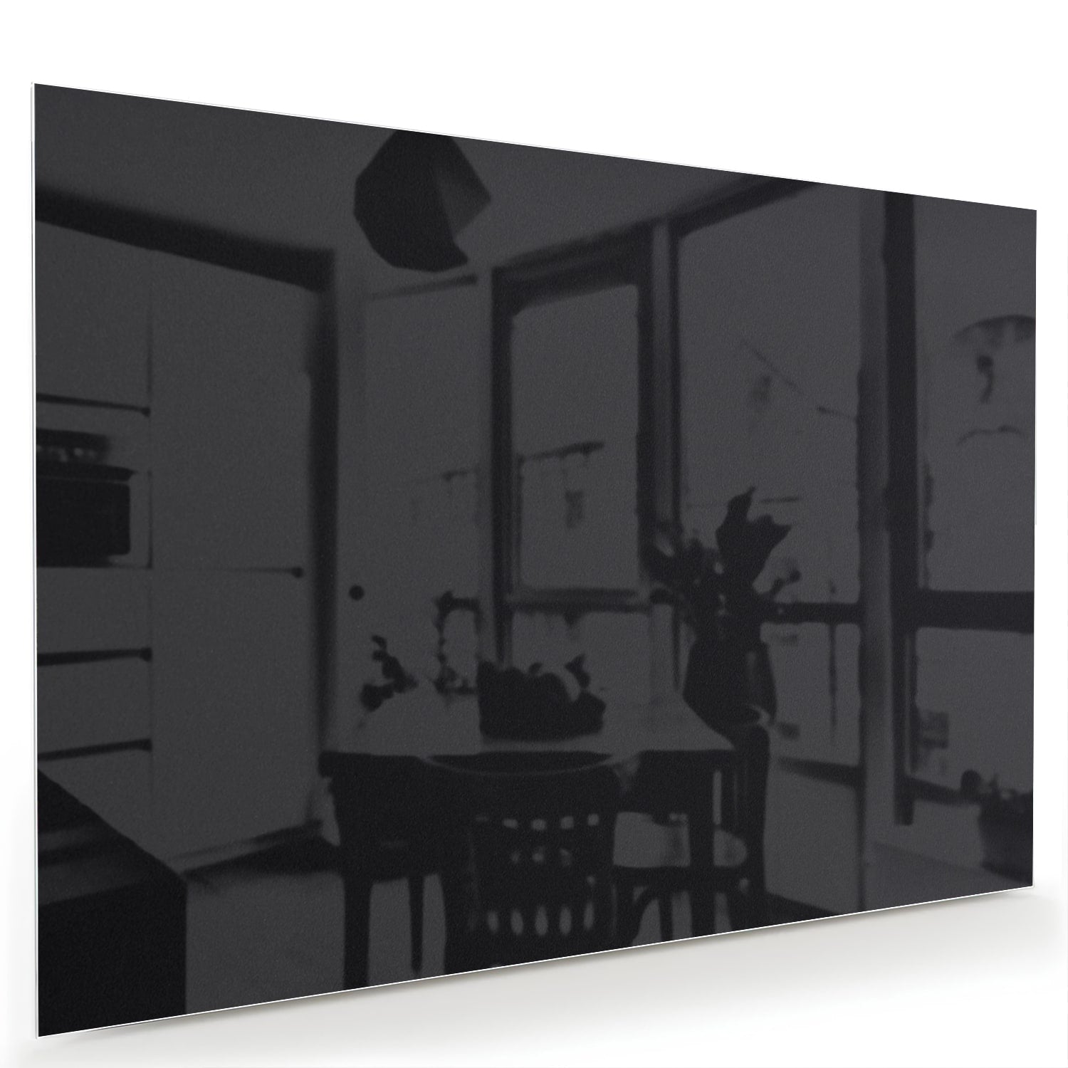 Modern zwart glazen schilderij hangt boven een houten meubel met planten