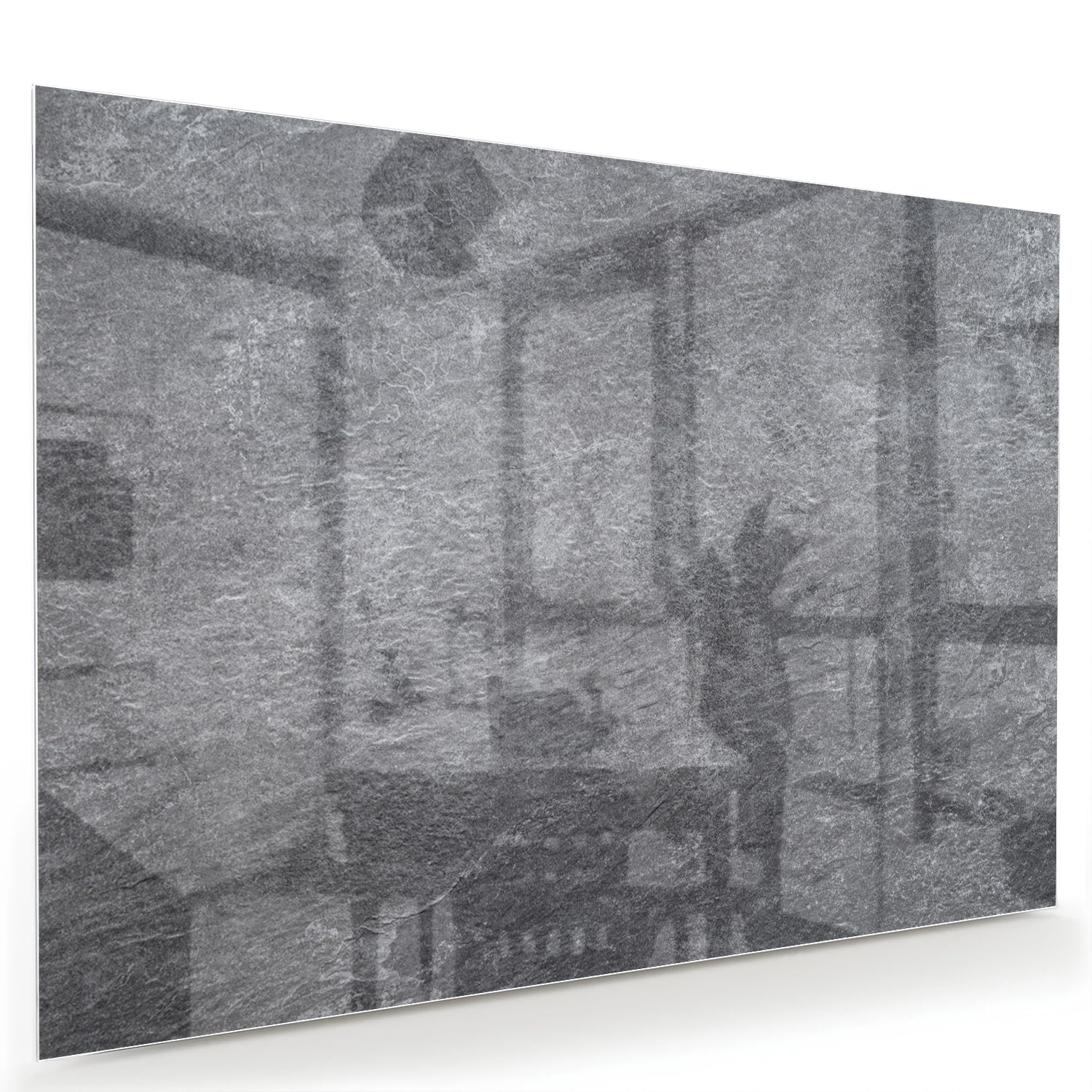 Modern glazen schilderij in grijs hangt aan de muur in een rustig interieur.