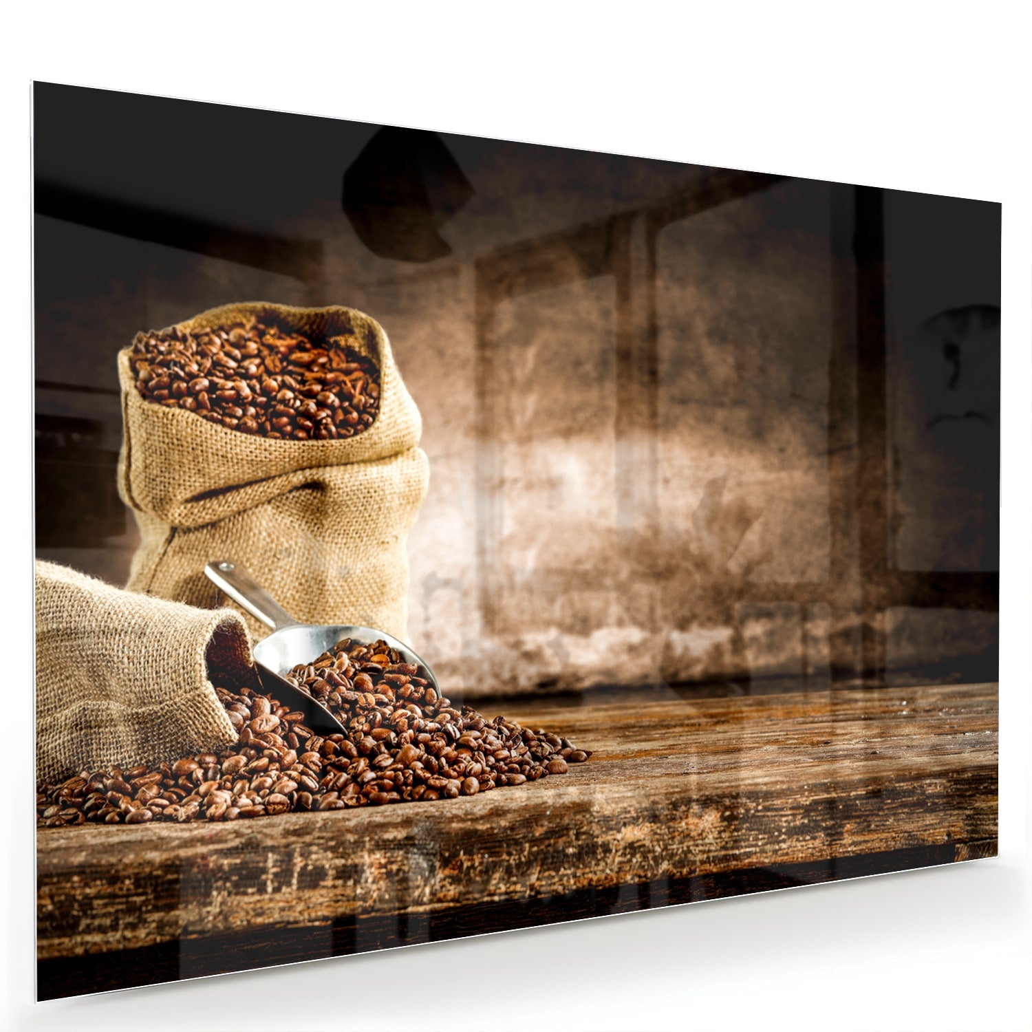 Glazen schilderij met koffiezakken en koffiebonen op een muur.
