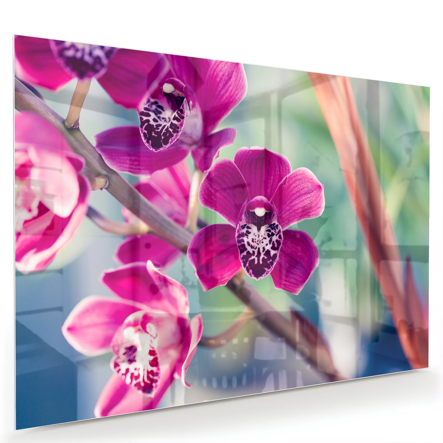 Glazen schilderij van paarse orchideen aan de muur in sfeervolle woonkamer.