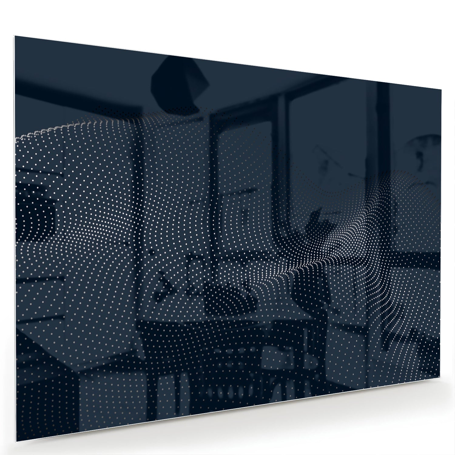 Diepblauw glazen schilderij aan de muur boven een houten kast in een woonkamer