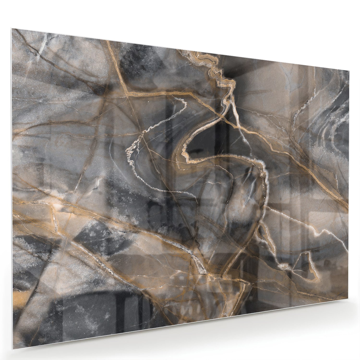Abstract glazen schilderij met zwarte en gouden lijnen aan de muur.